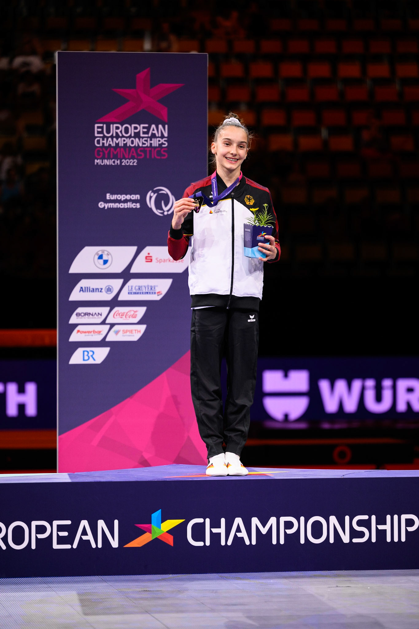 European Championships 2022, All-around Competition, Victory CeremonyDepicted: Helen KevricPhoto taken in Munich, DEU on 2022-08-12Photo credits should read: Norman Seibert, CC BY-SA 4.0NIKON Z 9, NIKKOR Z 70-200mm f/2.8 VR S¹⁄₃₂₀ Sek. bei ƒ / 2,8File: DSC_9185.NEF