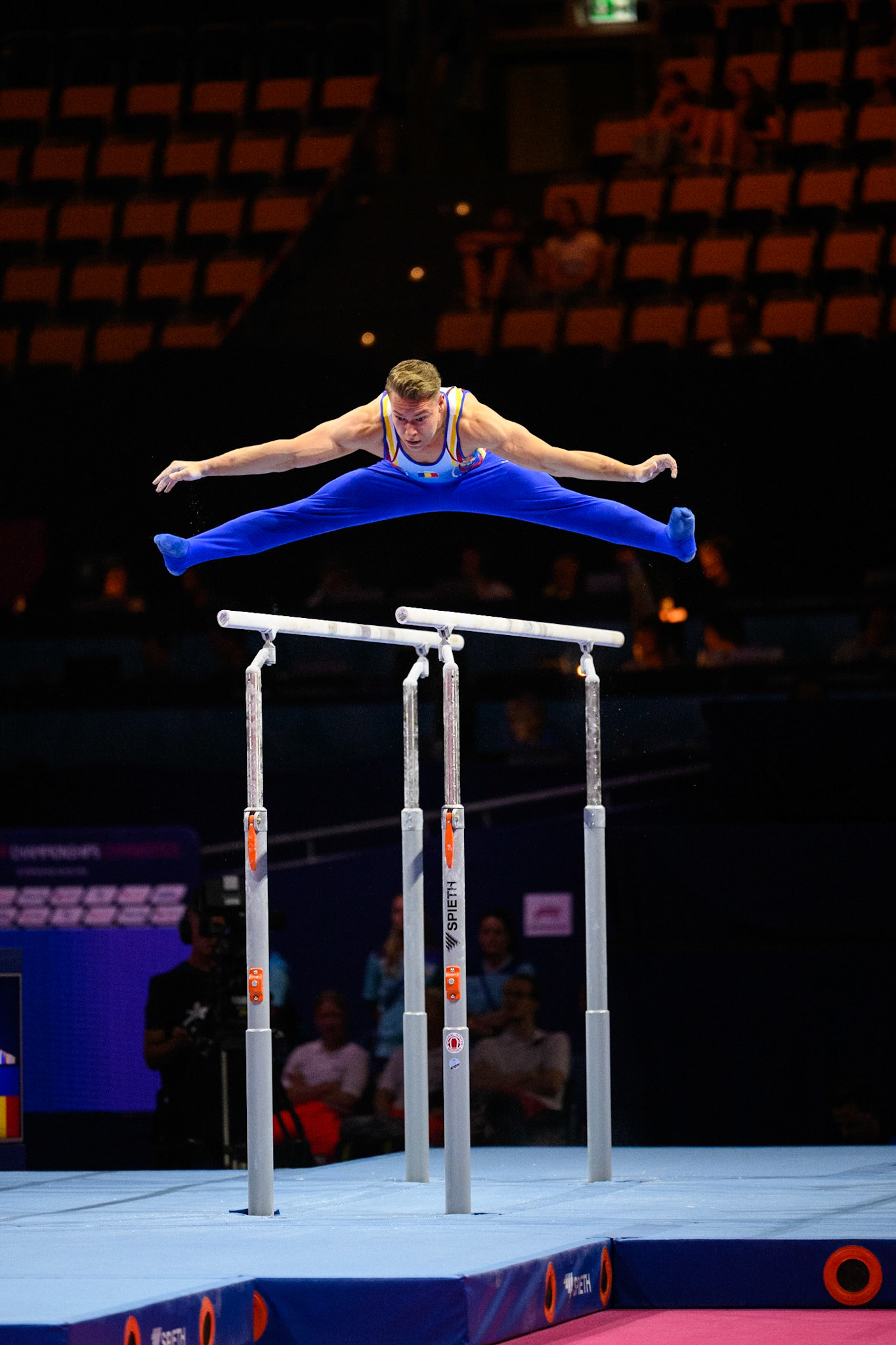 European Championships 2022, All-around Competition, Parallel BarsDepicted: Marc Razvan-DenisPhoto taken in Munich, DEU on 2022-08-18Photo credits should read: Norman Seibert, CC BY-SA 4.0NIKON Z 9, NIKKOR Z 70-200mm f/2.8 VR S¹⁄₁₆₀₀ Sek. bei ƒ / 2,8File: DSC_6505.NEF
