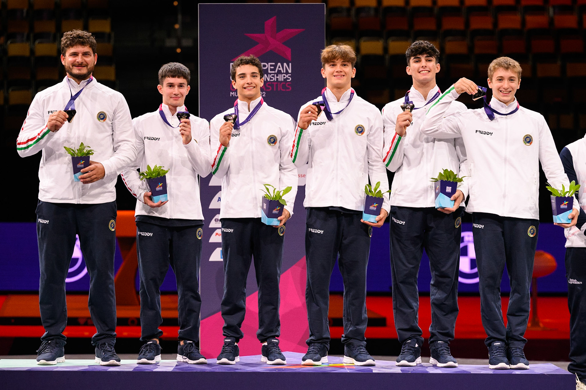 European Championships 2022, Teams Competition, Victory CeremonyDepicted: Davide Oppizzio, Jacopo Zuliani, Diego Vazzola, Riccardo Villa, Tommaso BrugnamiPhoto taken in Munich, DEU on 2022-08-19Photo credits should read: Norman Seibert, CC BY-SA 4.0NIKON Z 9, NIKKOR Z 70-200mm f/2.8 VR S¹⁄₈₀₀ Sek. bei ƒ / 3,5File: DSC_6596-2.NEF