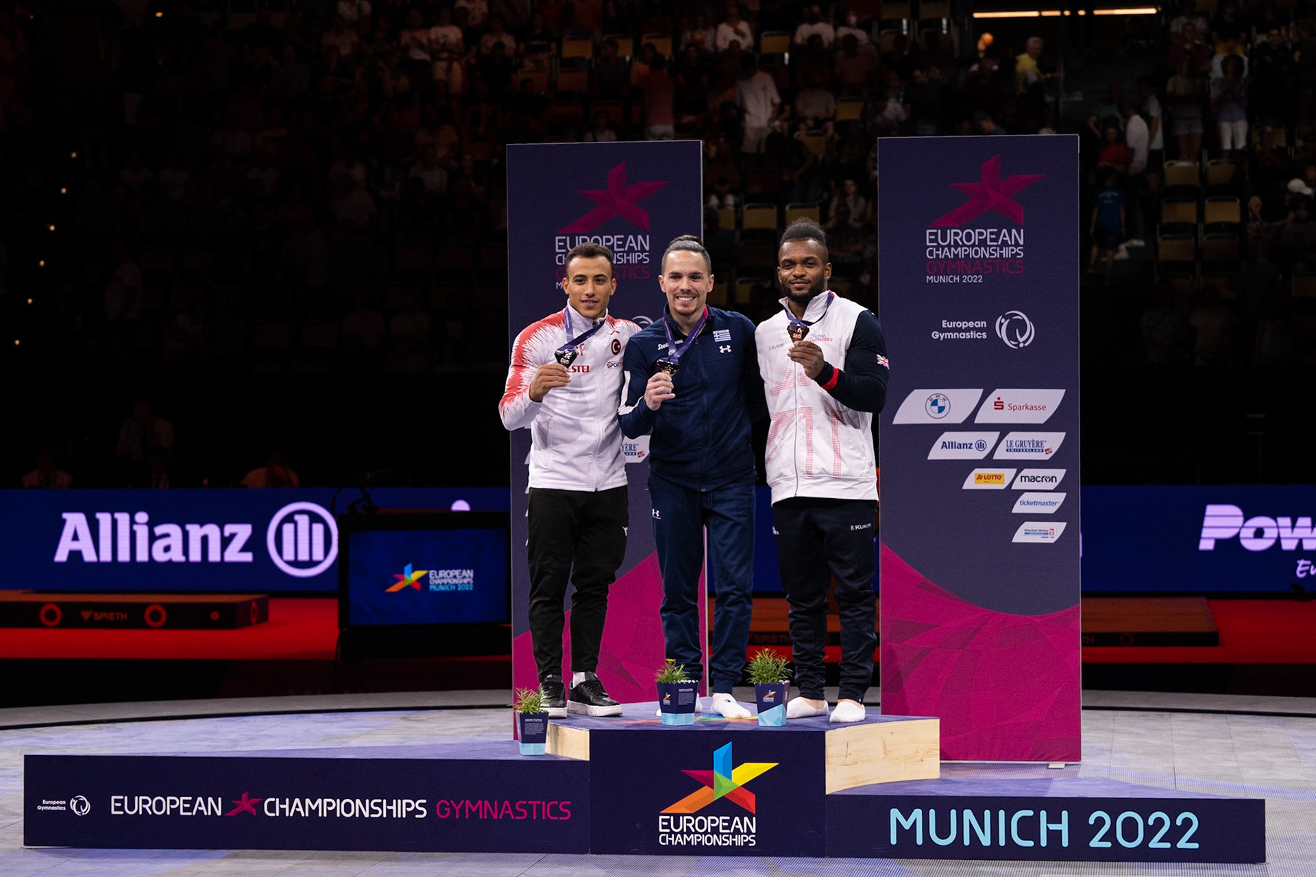 European Championships 2022, Apparatus Final, Victory CeremonyDepicted: Adem Asil, Eleftherios Petrounias, Courtney TullochPhoto taken in Munich, DEU on 2022-08-21Photo credits should read: Norman Seibert, CC BY-SA 4.0NIKON Z 9, NIKKOR Z 70-200mm f/2.8 VR S¹⁄₈₀₀ Sek. bei ƒ / 4,0File: DSC_3733.NEF