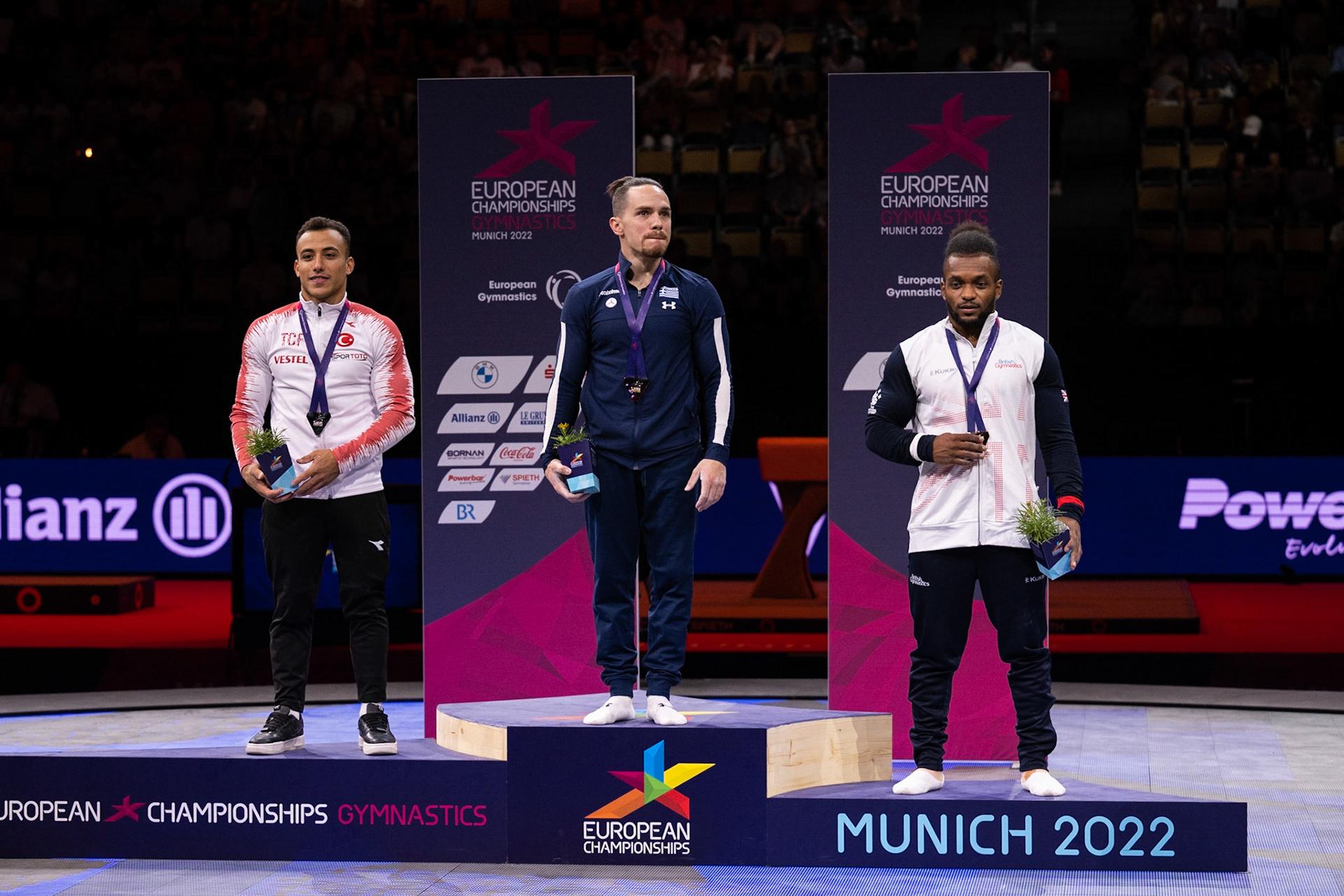 European Championships 2022, Apparatus Final, Victory CeremonyDepicted: Eleftherios Petrounias, Courtney Tulloch, Adem AsilPhoto taken in Munich, DEU on 2022-08-21Photo credits should read: Norman Seibert, CC BY-SA 4.0NIKON Z 9, NIKKOR Z 70-200mm f/2.8 VR S¹⁄₈₀₀ Sek. bei ƒ / 4,0File: DSC_3648.NEF