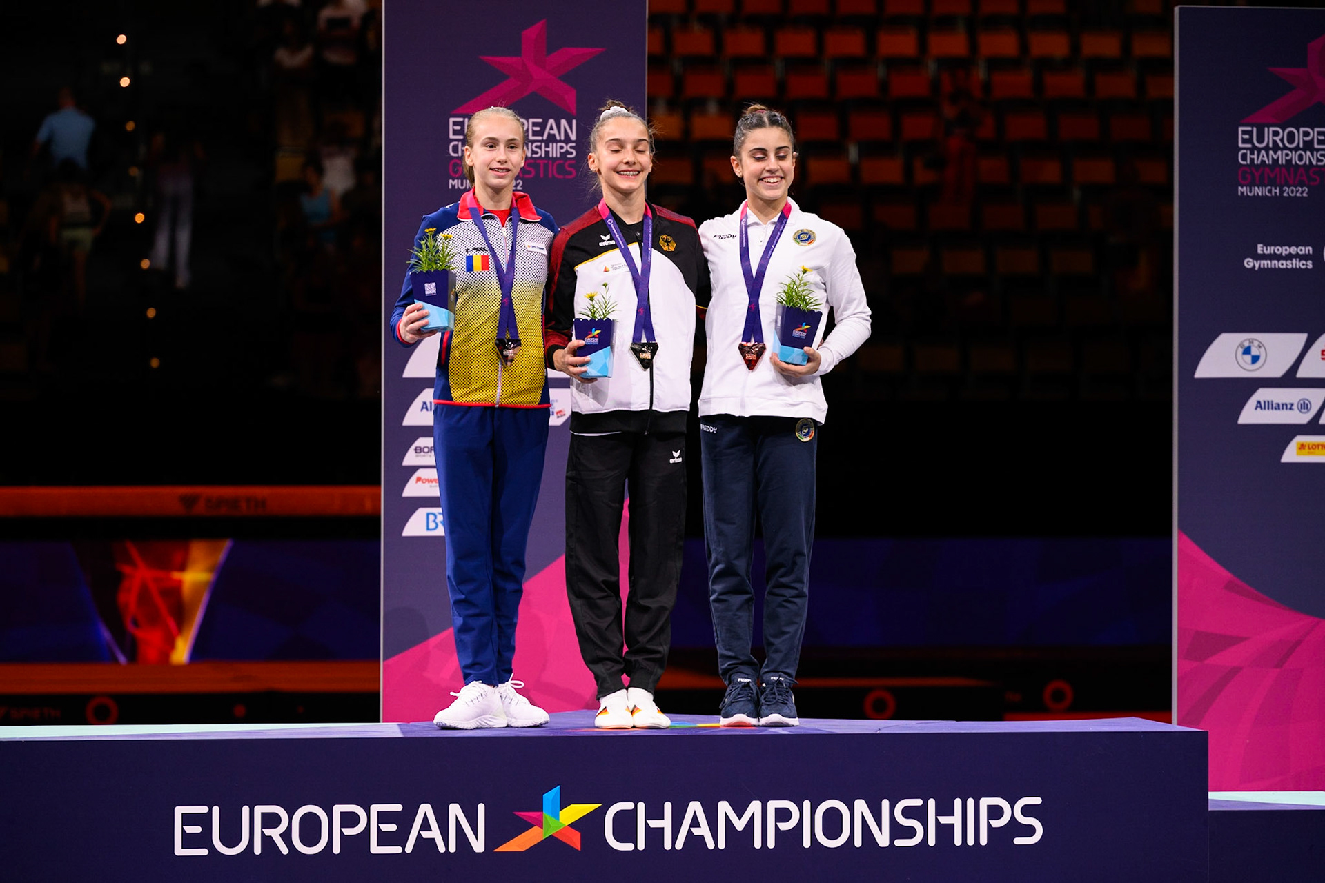 European Championships 2022, All-around Competition, Victory CeremonyDepicted: Helen Kevric, Amaila Ghigoarta, Viola PierazziniPhoto taken in Munich, DEU on 2022-08-12Photo credits should read: Norman Seibert, CC BY-SA 4.0NIKON Z 9, NIKKOR Z 70-200mm f/2.8 VR S¹⁄₃₂₀ Sek. bei ƒ / 2,8File: DSC_9223.NEF