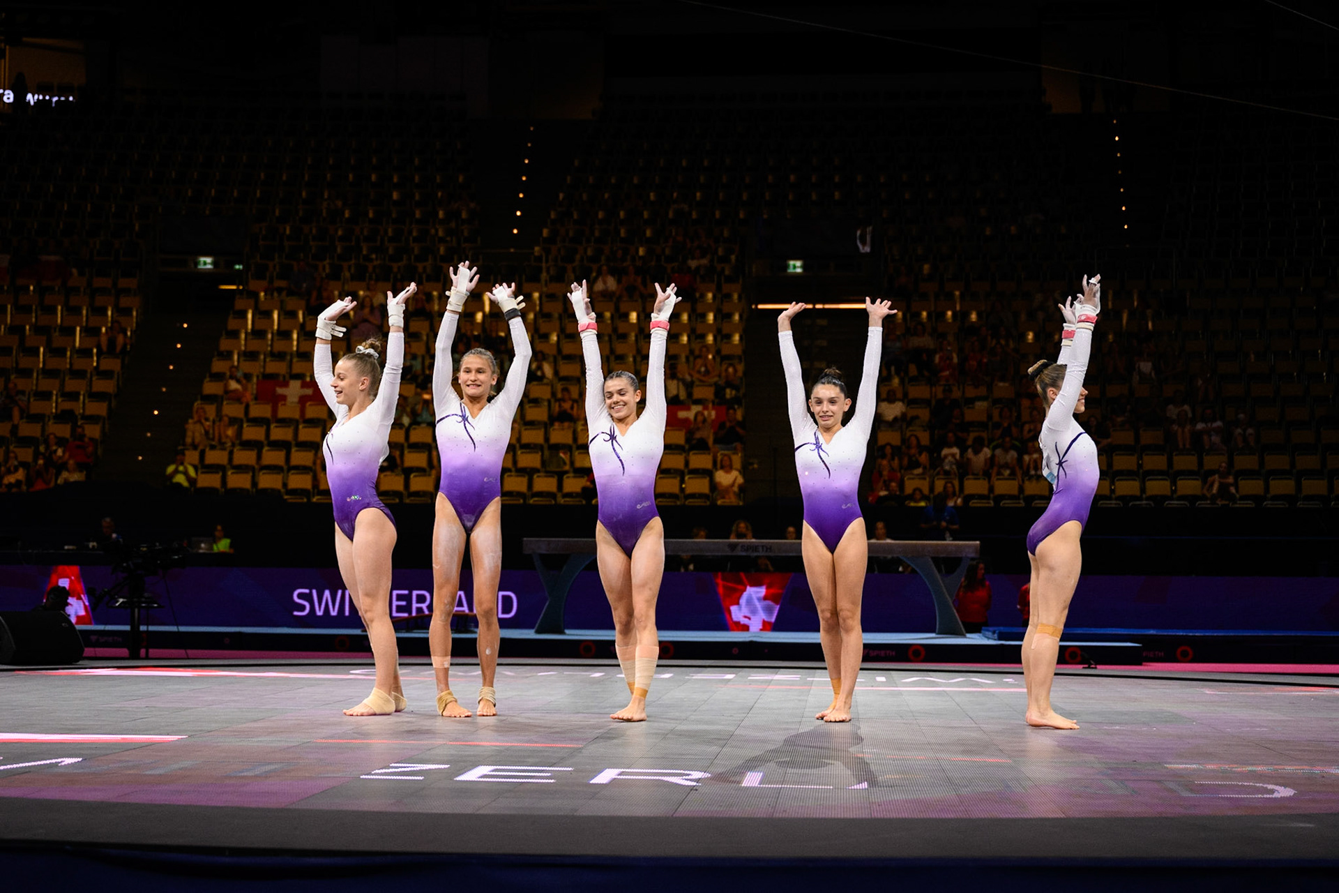 European Championships 2022, All-around Competition, Presentation of AthletesDepicted: Kiara Raffin, Samira Raffin, Vivienne Altherr, Lou-Anne Citherlet, Angela PennisiPhoto taken in Munich, DEU on 2022-08-12Photo credits should read: Norman Seibert, CC BY-SA 4.0NIKON Z 9, NIKKOR Z 24-70mm f/2.8 S¹⁄₁₆₀₀ Sek. bei ƒ / 2,8File: DSC_6207.NEF