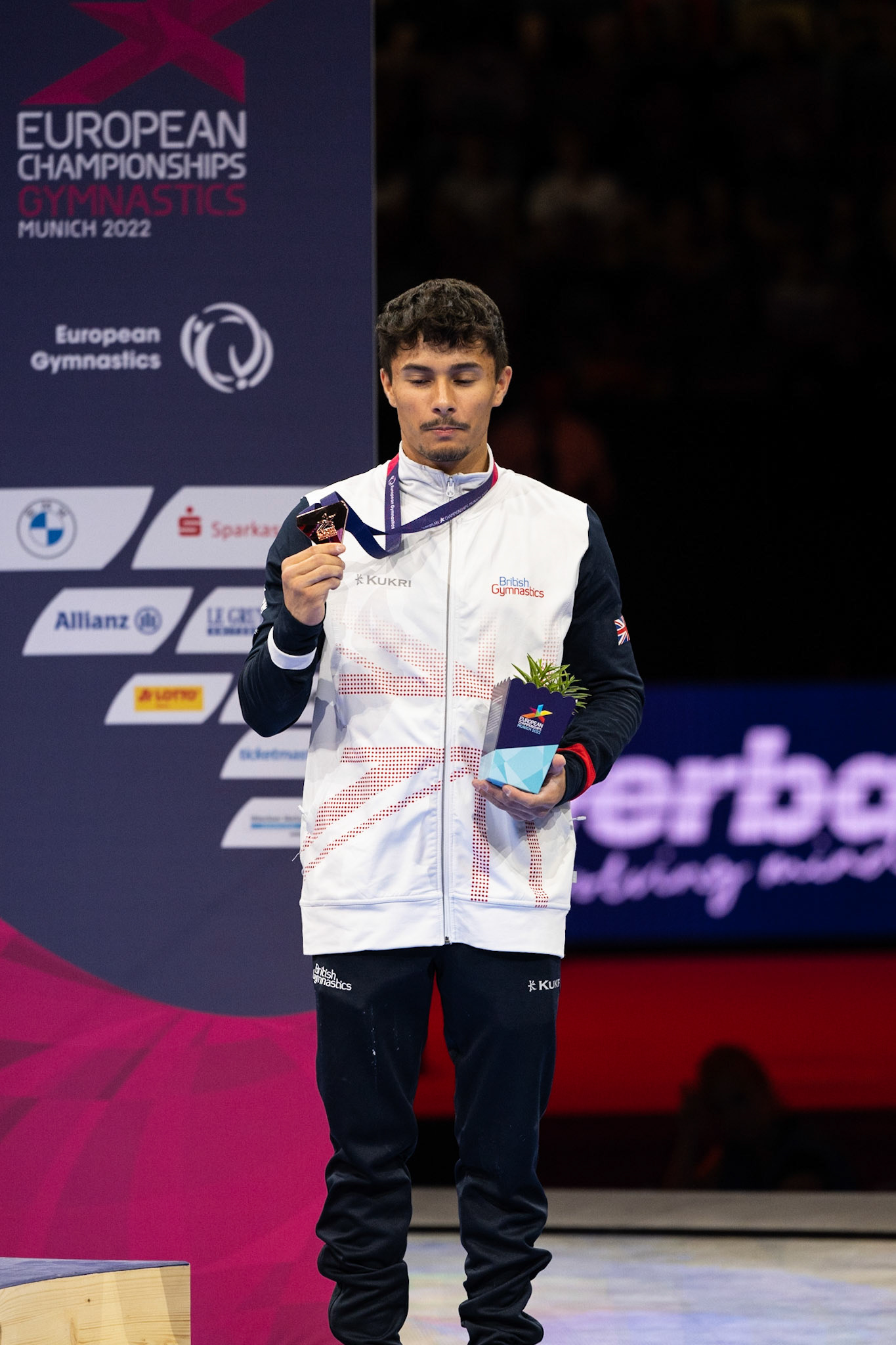 European Championships 2022, Apparatus Final, Victory CeremonyDepicted: Jake JarmanPhoto taken in Munich, DEU on 2022-08-21Photo credits should read: Norman Seibert, CC BY-SA 4.0NIKON Z 9, NIKKOR Z 70-200mm f/2.8 VR S¹⁄₈₀₀ Sek. bei ƒ / 4,0File: DSC_9455.NEF