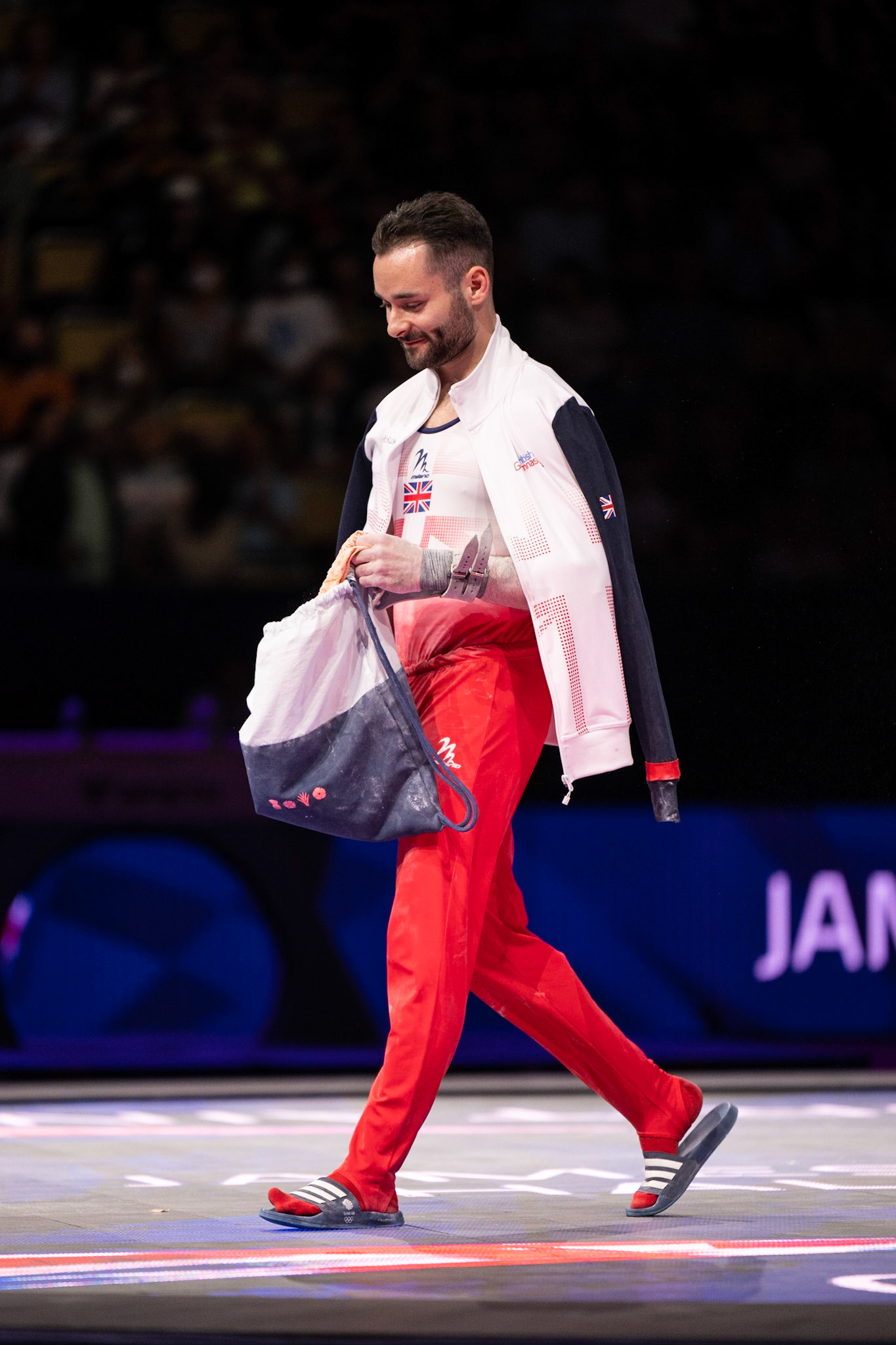 European Championships 2022, Apparatus Final, Presentation of AthletesDepicted: James HallPhoto taken in Munich, DEU on 2022-08-21Photo credits should read: Norman Seibert, CC BY-SA 4.0NIKON Z 9, NIKKOR Z 70-200mm f/2.8 VR S¹⁄₈₀₀ Sek. bei ƒ / 2,8File: DSC_7176.NEF