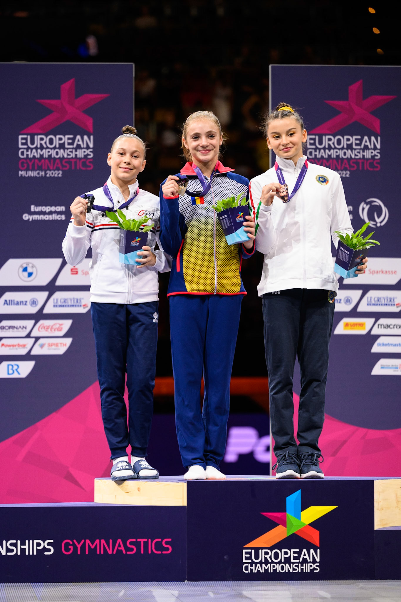 European Championships 2022, Apparatus Final, Victory CeremonyDepicted: Sabrina Maneca-Voinea, July Marano, Ming van EijkenPhoto taken in Munich, DEU on 2022-08-14Photo credits should read: Norman Seibert, CC BY-SA 4.0NIKON Z 9, NIKKOR Z 70-200mm f/2.8 VR S¹⁄₆₄₀ Sek. bei ƒ / 2,8File: DSC_0603.NEF