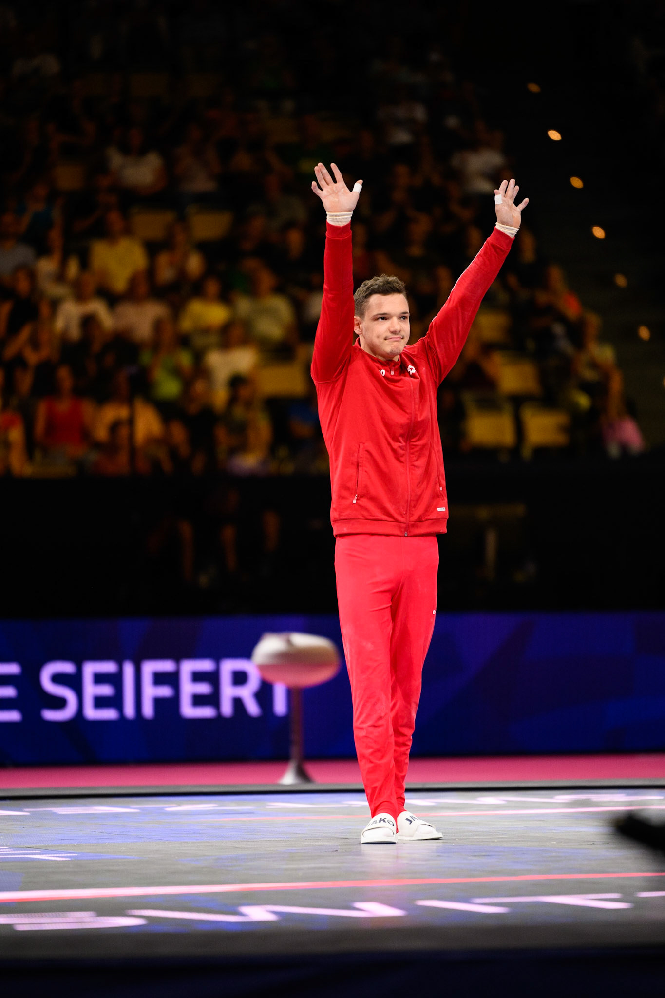 European Championships 2022, Apparatus Final, Presentation of AthletesDepicted: Noe SeifertPhoto taken in Munich, DEU on 2022-08-21Photo credits should read: Norman Seibert, CC BY-SA 4.0NIKON Z 9, NIKKOR Z 70-200mm f/2.8 VR S¹⁄₈₀₀ Sek. bei ƒ / 2,8File: DSC_7248.NEF