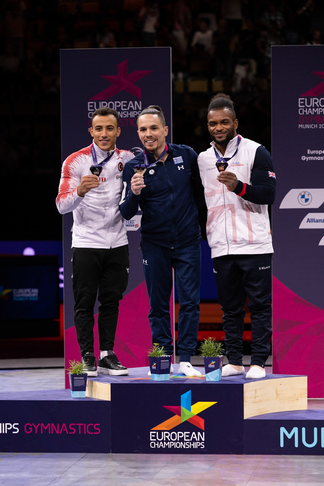European Championships 2022, Apparatus Final, Victory CeremonyDepicted: Adem Asil, Eleftherios Petrounias, Courtney TullochPhoto taken in Munich, DEU on 2022-08-21Photo credits should read: Norman Seibert, CC BY-SA 4.0NIKON Z 9, NIKKOR Z 70-200mm f/2.8 VR S¹⁄₈₀₀ Sek. bei ƒ / 4,0File: DSC_3698.NEF