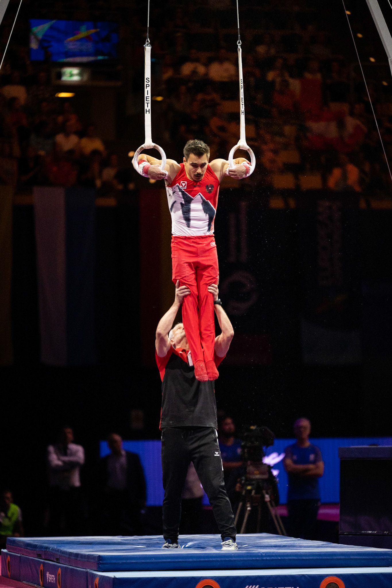 European Championships 2022, Apparatus Final, Still RingsDepicted: Vinzenz HöckPhoto taken in Munich, DEU on 2022-08-21Photo credits should read: Norman Seibert, CC BY-SA 4.0NIKON Z 9, NIKKOR Z 70-200mm f/2.8 VR S¹⁄₁₆₀₀ Sek. bei ƒ / 2,8File: DSC_3033.NEF