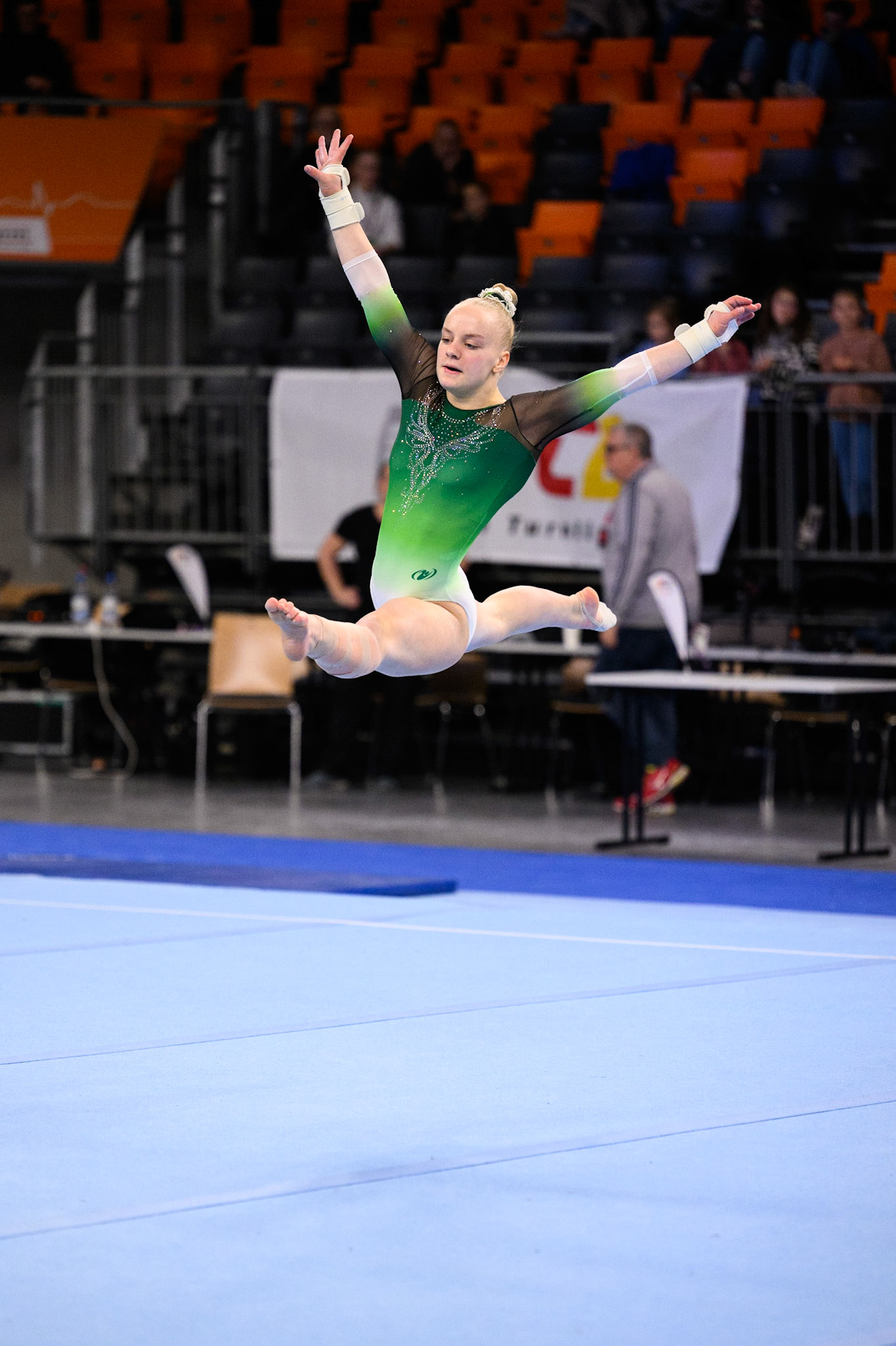 1. Bundesliga Kunstturnen: Finale Frauen, Competition, Floor ExerciseDepicted: Lotte ArnoldPhoto taken in Neu-Ulm, DEU on 2022-12-3Photo credits should read: Norman Seibert, CC BY-SA 4.0NIKON Z 9, NIKKOR Z 70-200mm f/2.8 VR S¹⁄₁₂₅₀ Sek. bei ƒ / 2,8File: DSC_6876.NEF