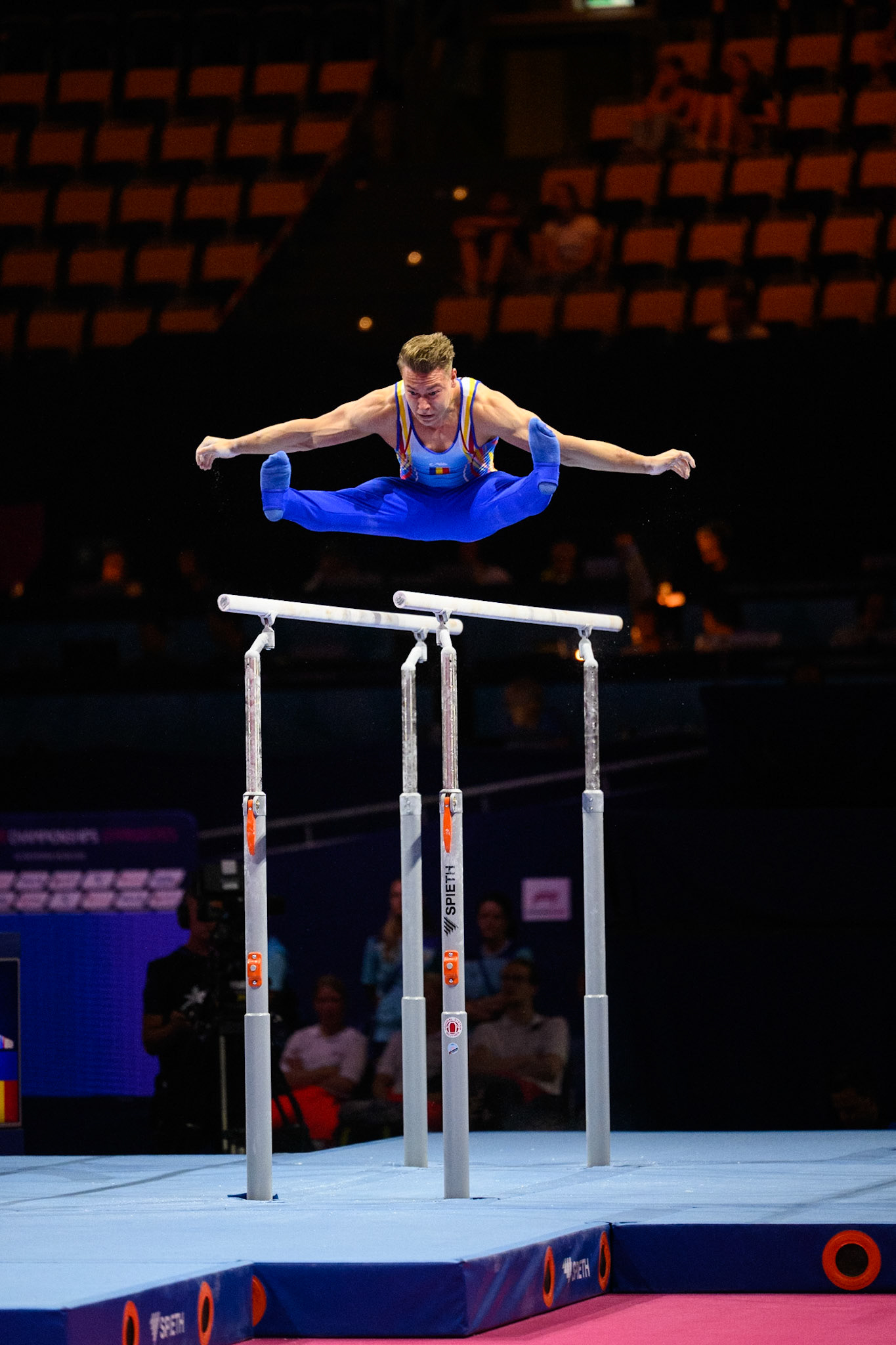 European Championships 2022, All-around Competition, Parallel BarsDepicted: Marc Razvan-DenisPhoto taken in Munich, DEU on 2022-08-18Photo credits should read: Norman Seibert, CC BY-SA 4.0NIKON Z 9, NIKKOR Z 70-200mm f/2.8 VR S¹⁄₁₆₀₀ Sek. bei ƒ / 2,8File: DSC_6504.NEF