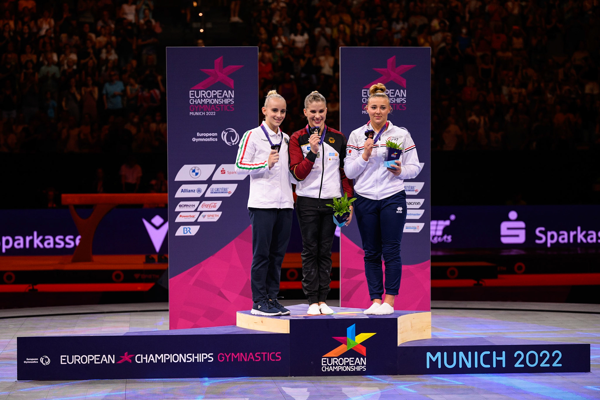 European Championships 2022, Apparatus Final, Victory CeremonyDepicted: Elisabeth Seitz, Lorette Charpy, Alice D'AmatoPhoto taken in Munich, DEU on 2022-08-14Photo credits should read: Norman Seibert, CC BY-SA 4.0NIKON Z 9, NIKKOR Z 70-200mm f/2.8 VR S¹⁄₆₄₀ Sek. bei ƒ / 2,8File: DSC_0421.NEF