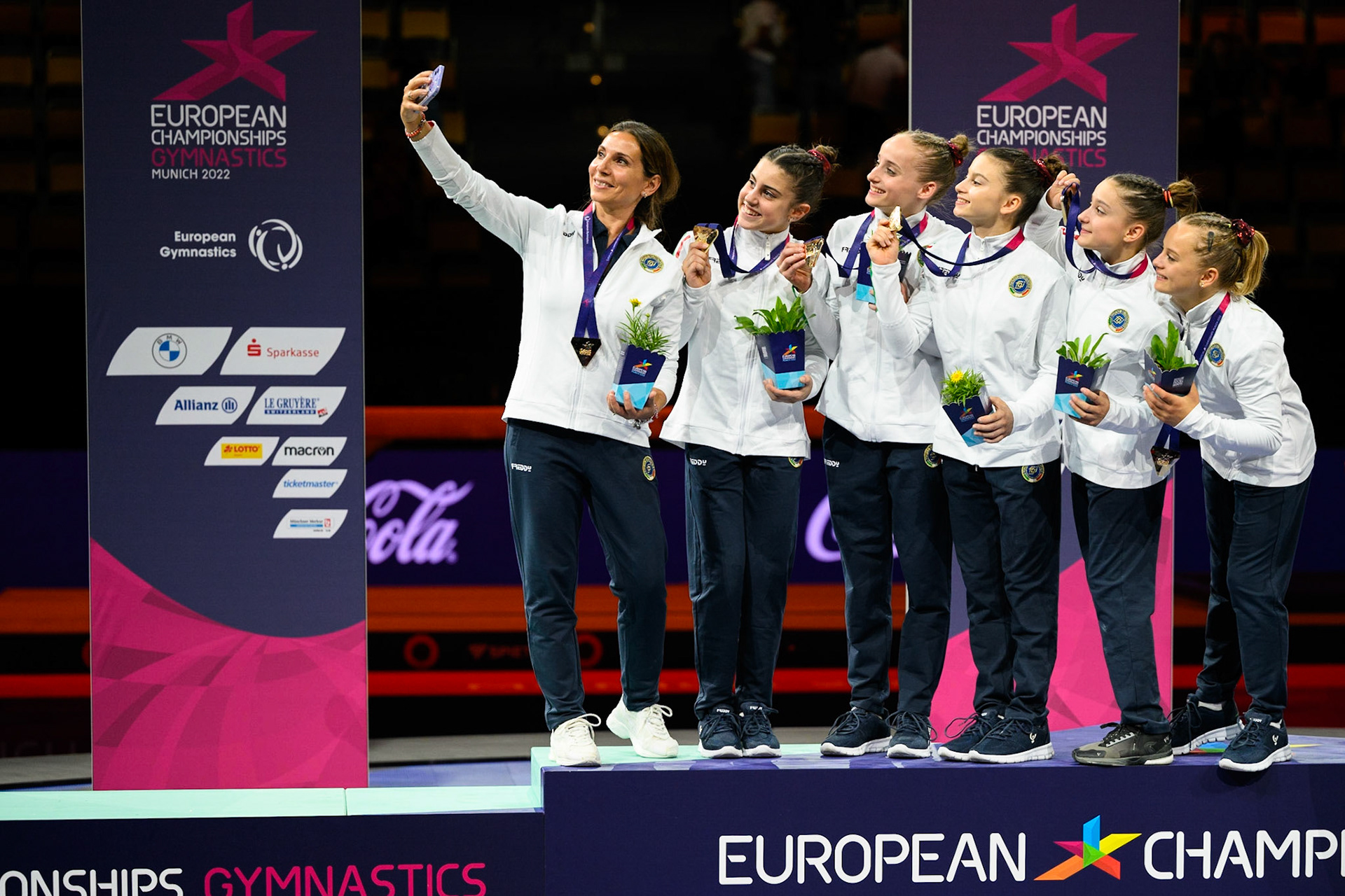 European Championships 2022, Teams Competition, Victory CeremonyDepicted: Arianna Grillo, Chiara Barzasi, July Marano, Martina Pieratti, Viola PierazziniPhoto taken in Munich, DEU on 2022-08-12Photo credits should read: Norman Seibert, CC BY-SA 4.0NIKON Z 9, NIKKOR Z 70-200mm f/2.8 VR S¹⁄₃₂₀ Sek. bei ƒ / 2,8File: DSC_9505.NEF