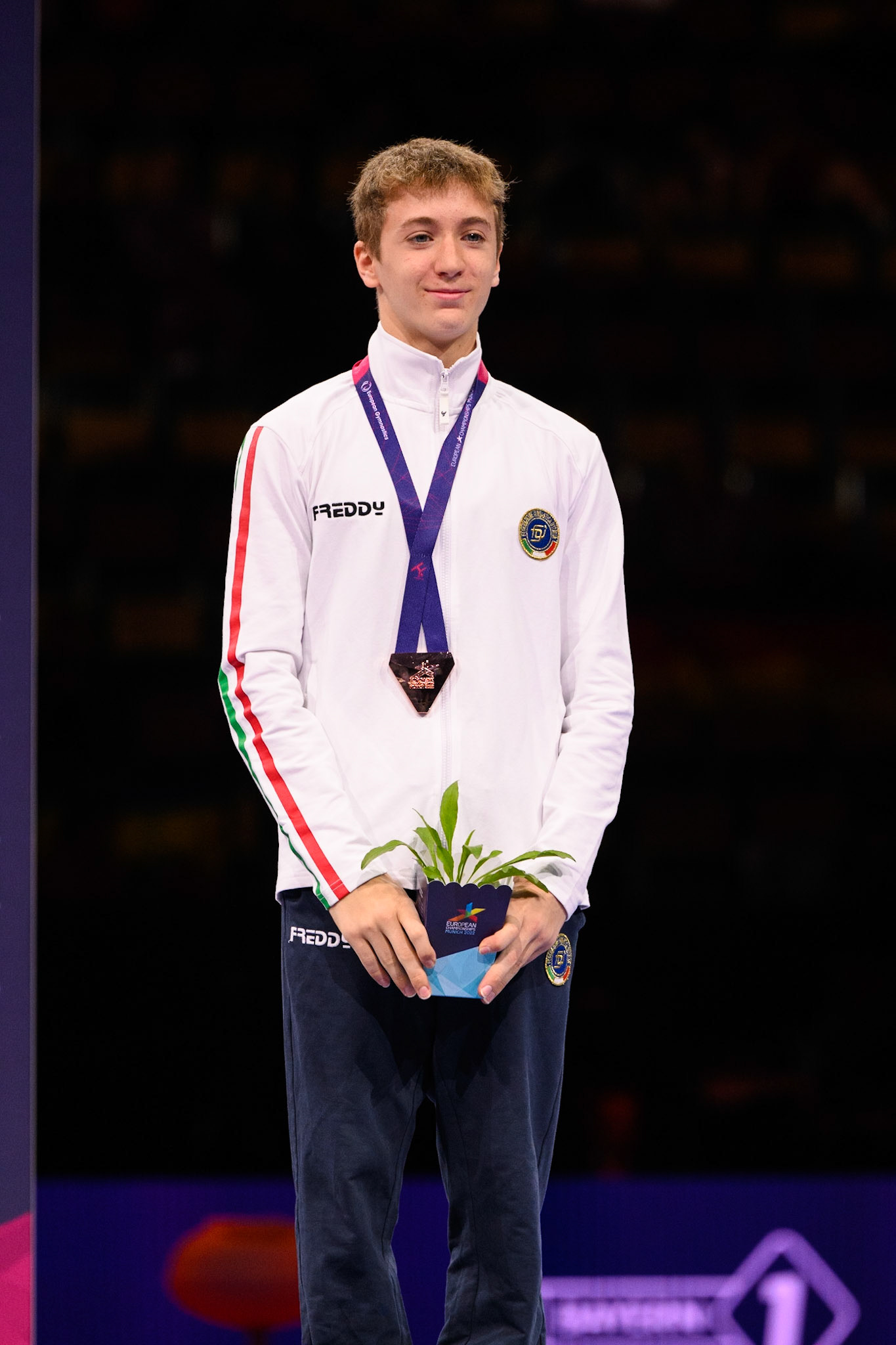 European Championships 2022, Apparatus Final, Victory CeremonyDepicted: Tommaso BrugnamiPhoto taken in Munich, DEU on 2022-08-21Photo credits should read: Norman Seibert, CC BY-SA 4.0NIKON Z 9, NIKKOR Z 70-200mm f/2.8 VR S¹⁄₈₀₀ Sek. bei ƒ / 4,0File: DSC_1087.NEF