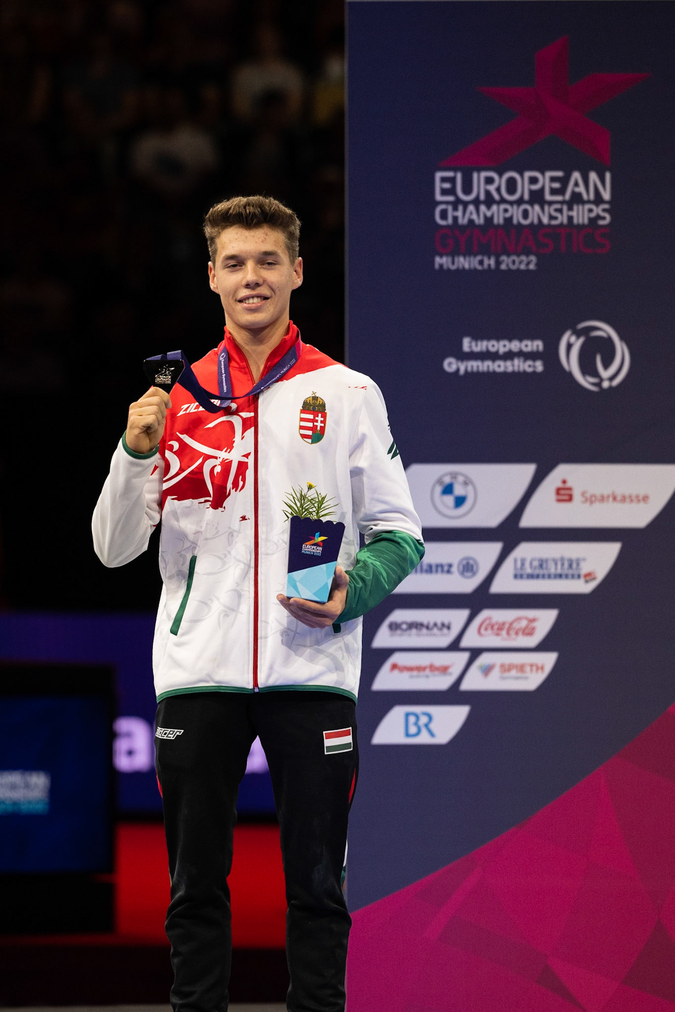 European Championships 2022, Apparatus Final, Victory CeremonyDepicted: Krisztofer MészárosPhoto taken in Munich, DEU on 2022-08-21Photo credits should read: Norman Seibert, CC BY-SA 4.0NIKON Z 9, NIKKOR Z 70-200mm f/2.8 VR S¹⁄₈₀₀ Sek. bei ƒ / 4,0File: DSC_9448.NEF