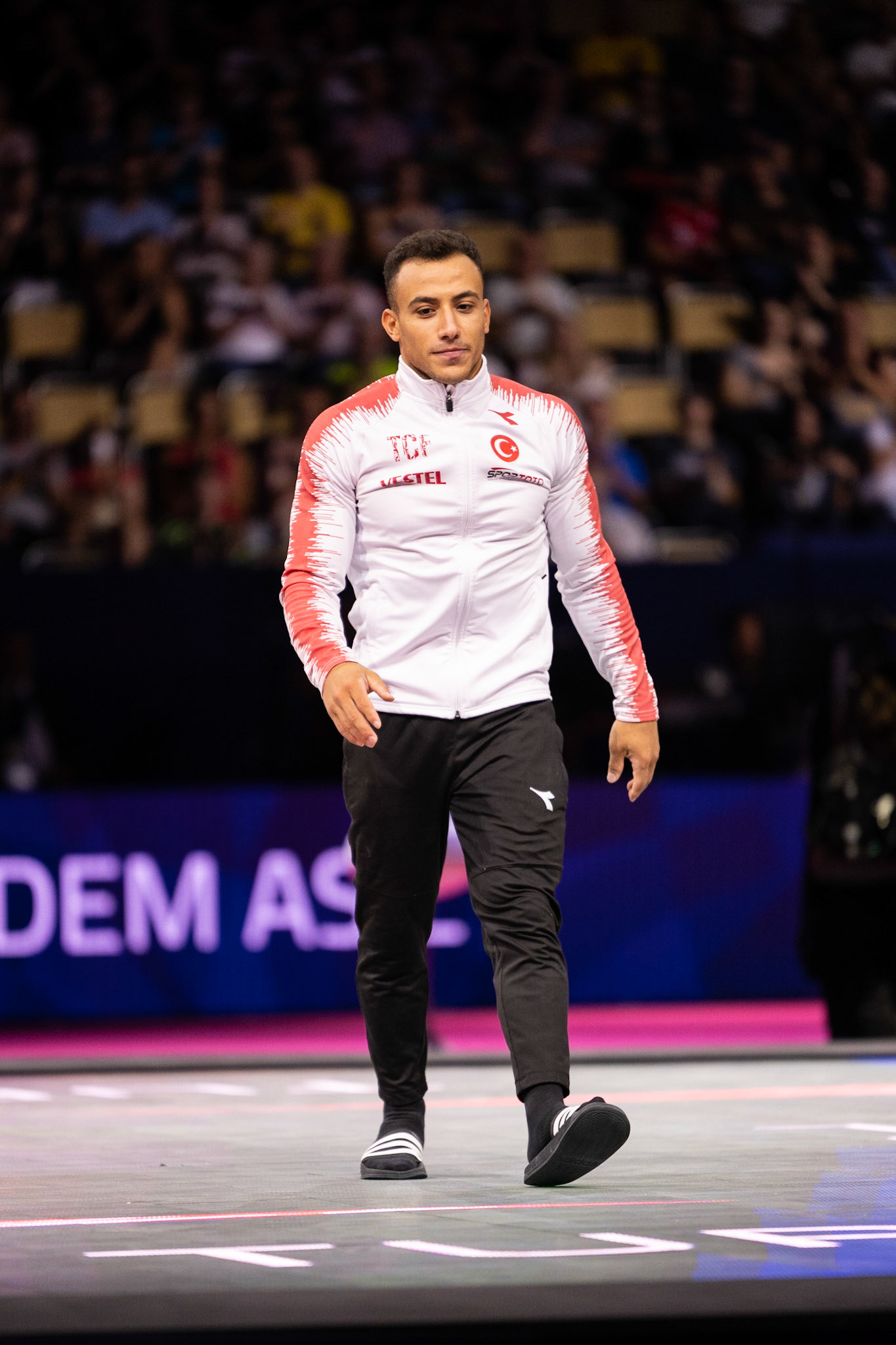 European Championships 2022, Apparatus Final, Presentation of AthletesDepicted: Adem AsilPhoto taken in Munich, DEU on 2022-08-21Photo credits should read: Norman Seibert, CC BY-SA 4.0NIKON Z 9, NIKKOR Z 70-200mm f/2.8 VR S¹⁄₈₀₀ Sek. bei ƒ / 2,8File: DSC_7488.NEF