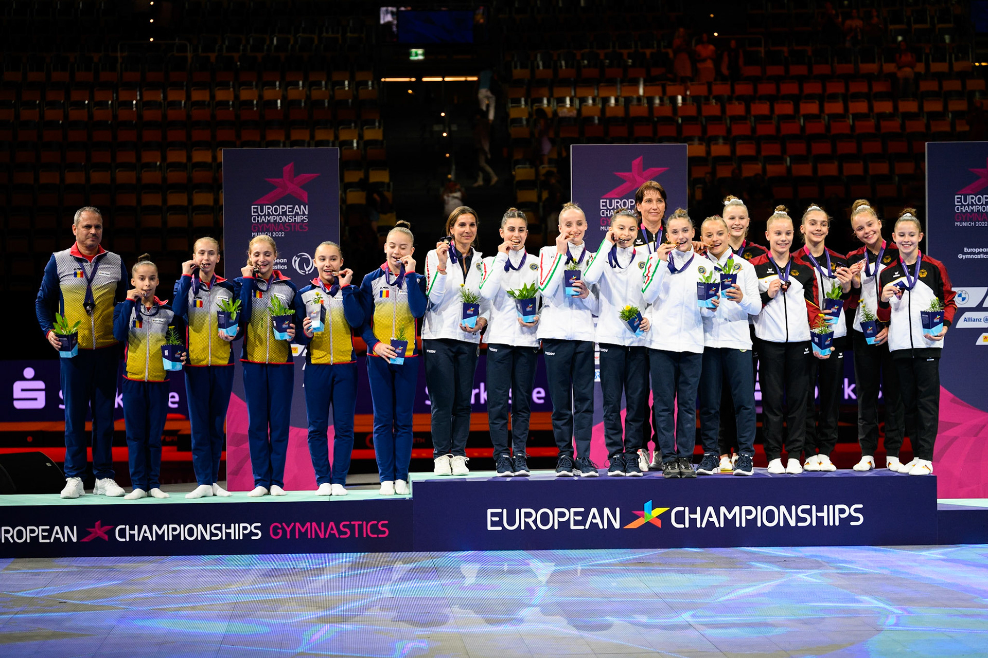 European Championships 2022, Teams Competition, Victory CeremonyDepicted: Chiara Summer Moiszi, Helen Kevric, Marlene Gotthardt, Meolie Jauch, Silja Stöhr, Arianna Grillo, Chiara Barzasi, July Marano, Martina Pieratti, Viola Pierazzini, Amaila Ghigoarta, Amalia Puflea, Crina Tudor, Miruna Botez, Sabrina Maneca-VoineaPhoto taken in Munich, DEU on 2022-08-12Photo credits should read: Norman Seibert, CC BY-SA 4.0NIKON Z 9, NIKKOR Z 70-200mm f/2.8 VR S¹⁄₃₂₀ Sek. bei ƒ / 2,8File: DSC_9488.NEF