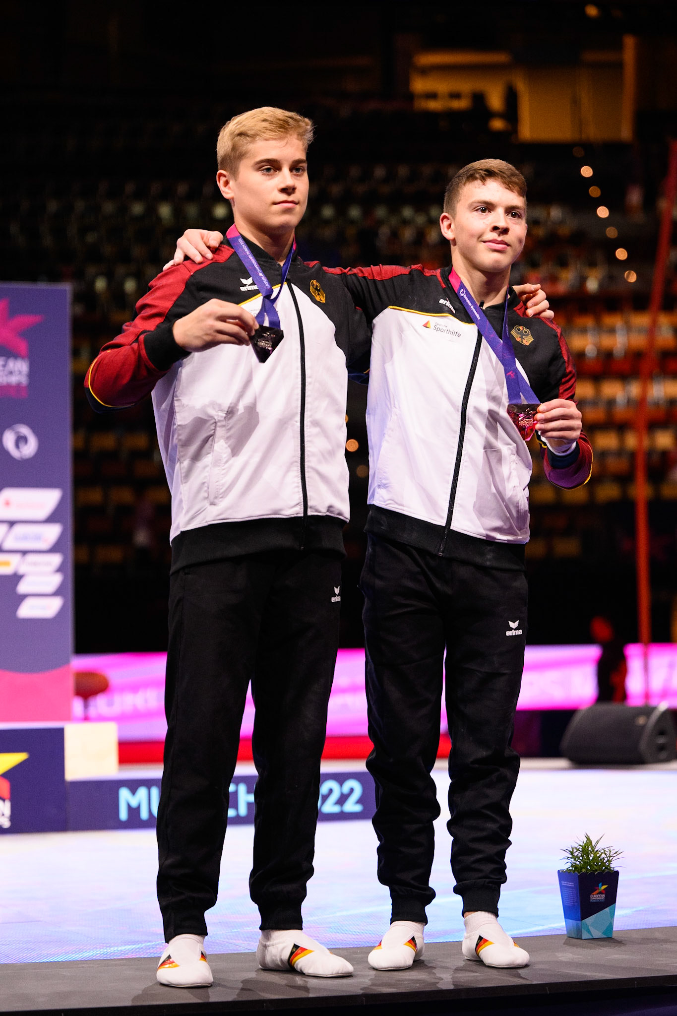 European Championships 2022, Apparatus Final, Victory CeremonyDepicted: Jukka Nissinen, Daniel MousichidisPhoto taken in Munich, DEU on 2022-08-21Photo credits should read: Norman Seibert, CC BY-SA 4.0NIKON Z 9, NIKKOR Z 70-200mm f/2.8 VR S¹⁄₆₄₀ Sek. bei ƒ / 2,8File: DSC_7482 2.NEF