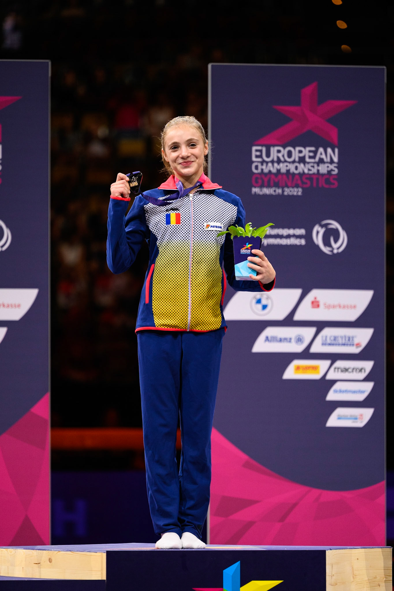 European Championships 2022, Apparatus Final, Victory CeremonyDepicted: Sabrina Maneca-VoineaPhoto taken in Munich, DEU on 2022-08-14Photo credits should read: Norman Seibert, CC BY-SA 4.0NIKON Z 9, NIKKOR Z 70-200mm f/2.8 VR S¹⁄₆₄₀ Sek. bei ƒ / 2,8File: DSC_0530.NEF