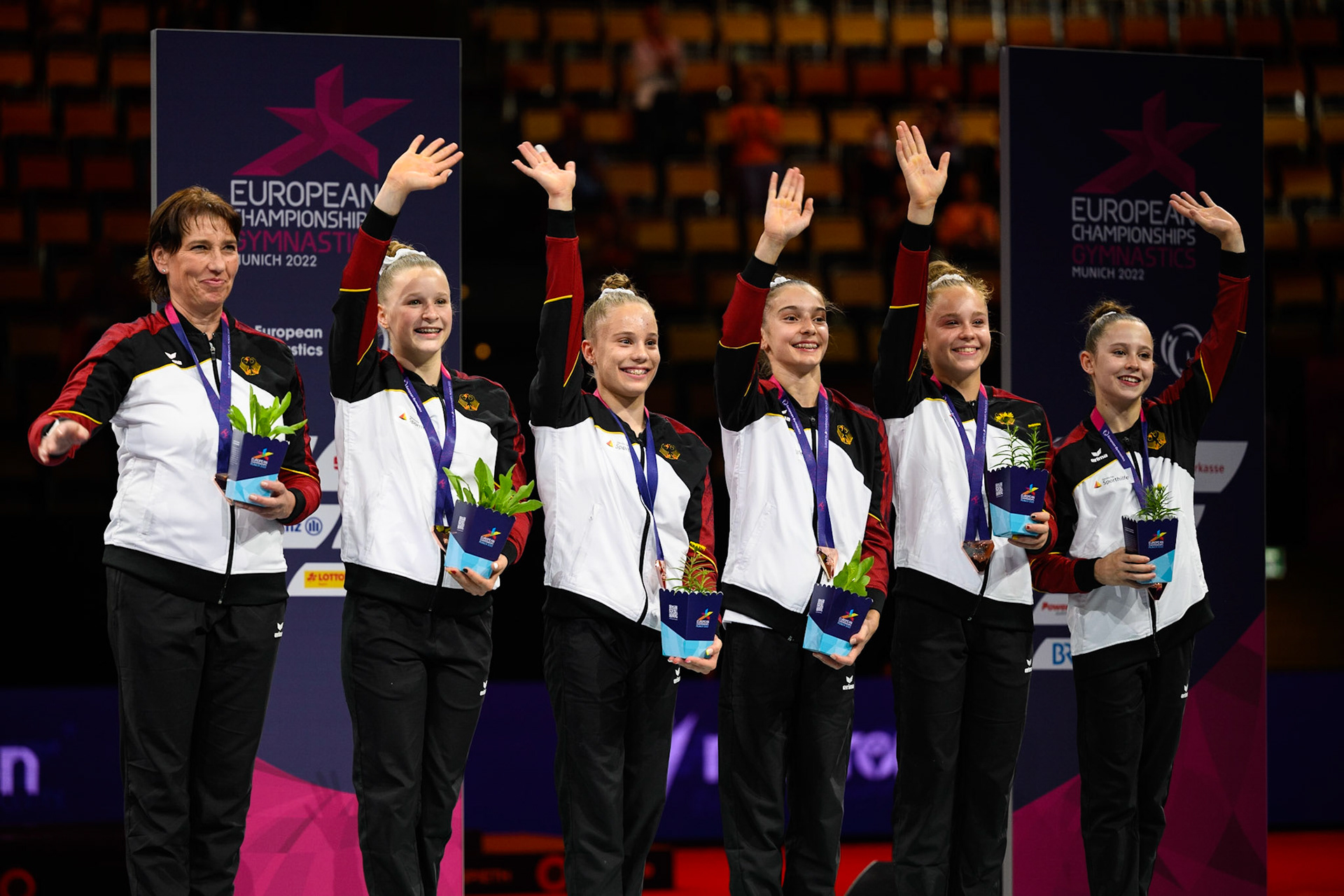 European Championships 2022, Teams Competition, Victory CeremonyDepicted: Chiara Summer Moiszi, Helen Kevric, Marlene Gotthardt, Meolie Jauch, Silja StöhrPhoto taken in Munich, DEU on 2022-08-12Photo credits should read: Norman Seibert, CC BY-SA 4.0NIKON Z 9, NIKKOR Z 70-200mm f/2.8 VR S¹⁄₃₂₀ Sek. bei ƒ / 2,8File: DSC_9322.NEF