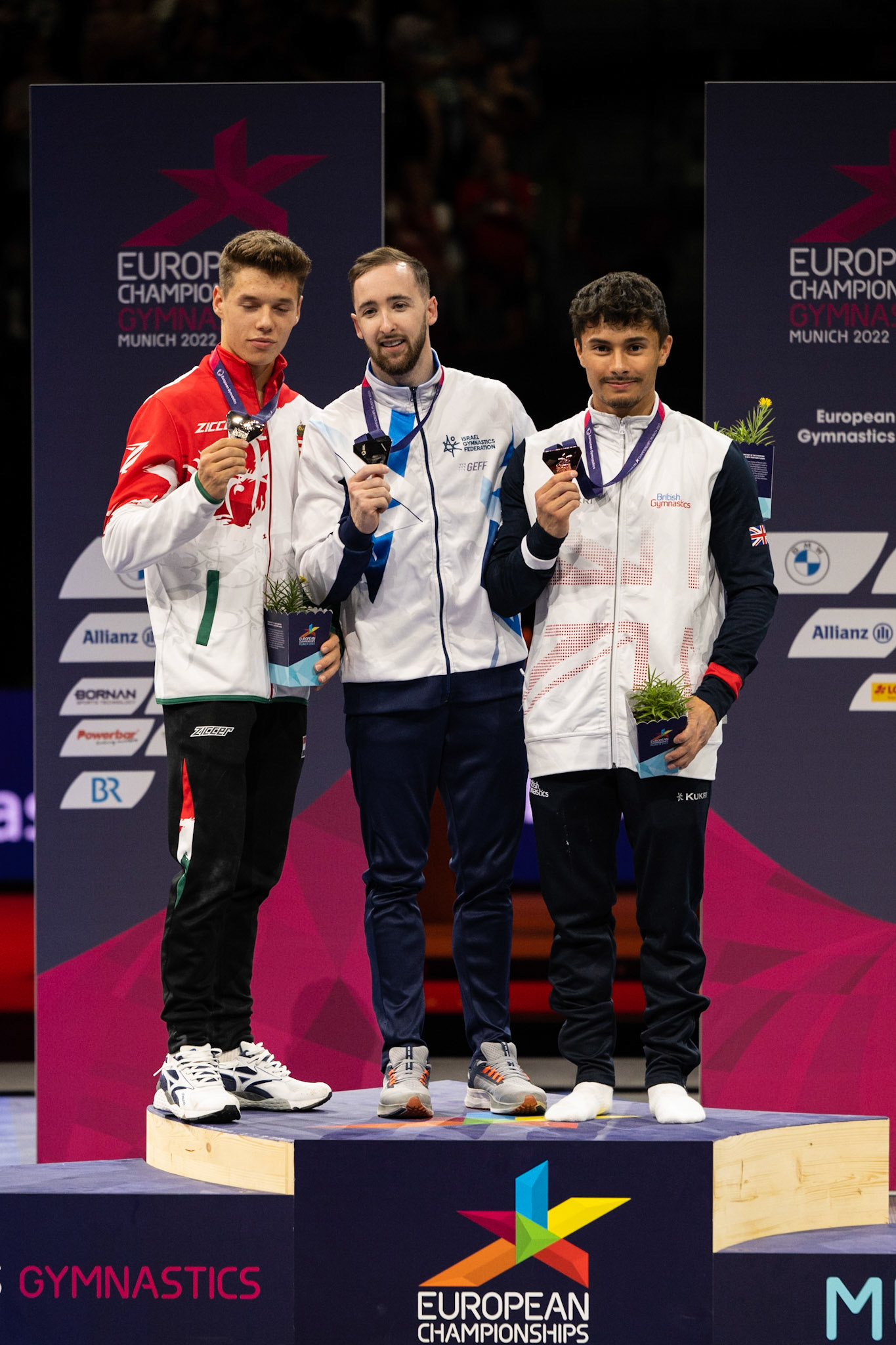 European Championships 2022, Apparatus Final, Victory CeremonyDepicted: Artem Dolgopyat, Krisztofer Mészáros, Jake JarmanPhoto taken in Munich, DEU on 2022-08-21Photo credits should read: Norman Seibert, CC BY-SA 4.0NIKON Z 9, NIKKOR Z 70-200mm f/2.8 VR S¹⁄₈₀₀ Sek. bei ƒ / 4,0File: DSC_9492.NEF