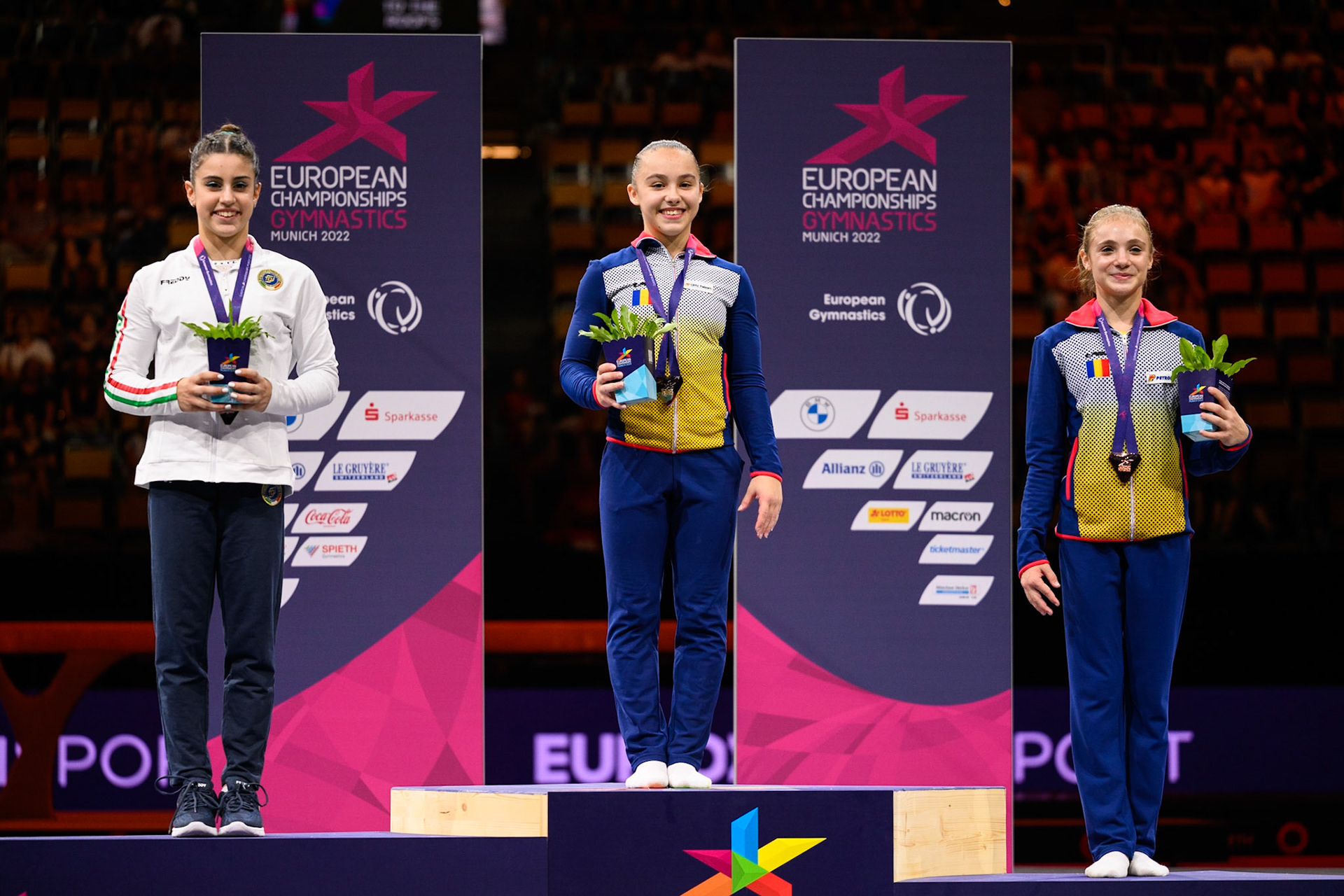 European Championships 2022, Apparatus Final, Victory CeremonyDepicted: Viola Pierazzini, Sabrina Maneca-Voinea, Amalia PufleaPhoto taken in Munich, DEU on 2022-08-14Photo credits should read: Norman Seibert, CC BY-SA 4.0NIKON Z 9, NIKKOR Z 70-200mm f/2.8 VR S¹⁄₆₄₀ Sek. bei ƒ / 2,8File: DSC_7638.NEF
