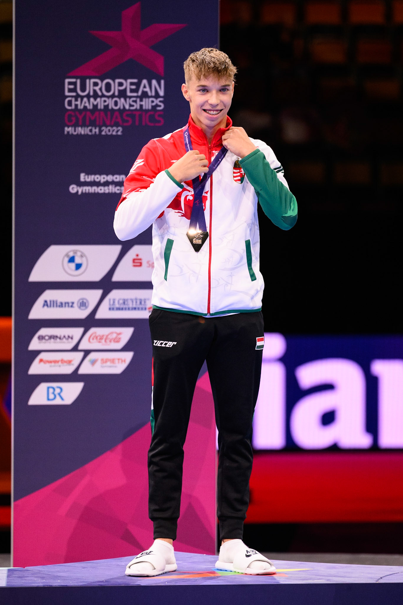 European Championships 2022, All-around Competition, Victory CeremonyDepicted: Botond MolnárPhoto taken in Munich, DEU on 2022-08-19Photo credits should read: Norman Seibert, CC BY-SA 4.0NIKON Z 9, NIKKOR Z 70-200mm f/2.8 VR S¹⁄₈₀₀ Sek. bei ƒ / 3,5File: DSC_6378-2.NEF