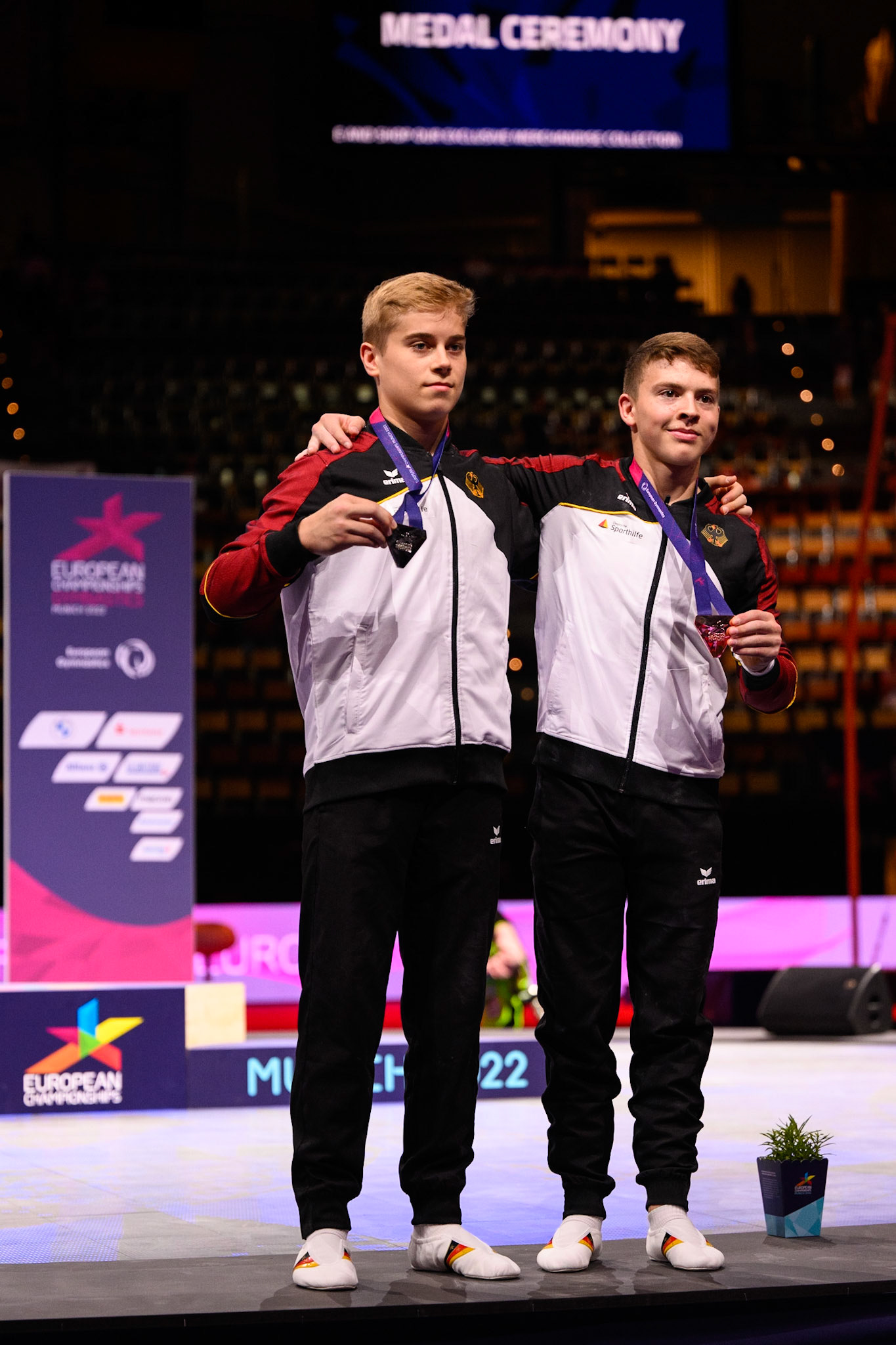 European Championships 2022, Apparatus Final, Victory CeremonyDepicted: Jukka Nissinen, Daniel MousichidisPhoto taken in Munich, DEU on 2022-08-21Photo credits should read: Norman Seibert, CC BY-SA 4.0NIKON Z 9, NIKKOR Z 70-200mm f/2.8 VR S¹⁄₆₄₀ Sek. bei ƒ / 2,8File: DSC_7475 2.NEF