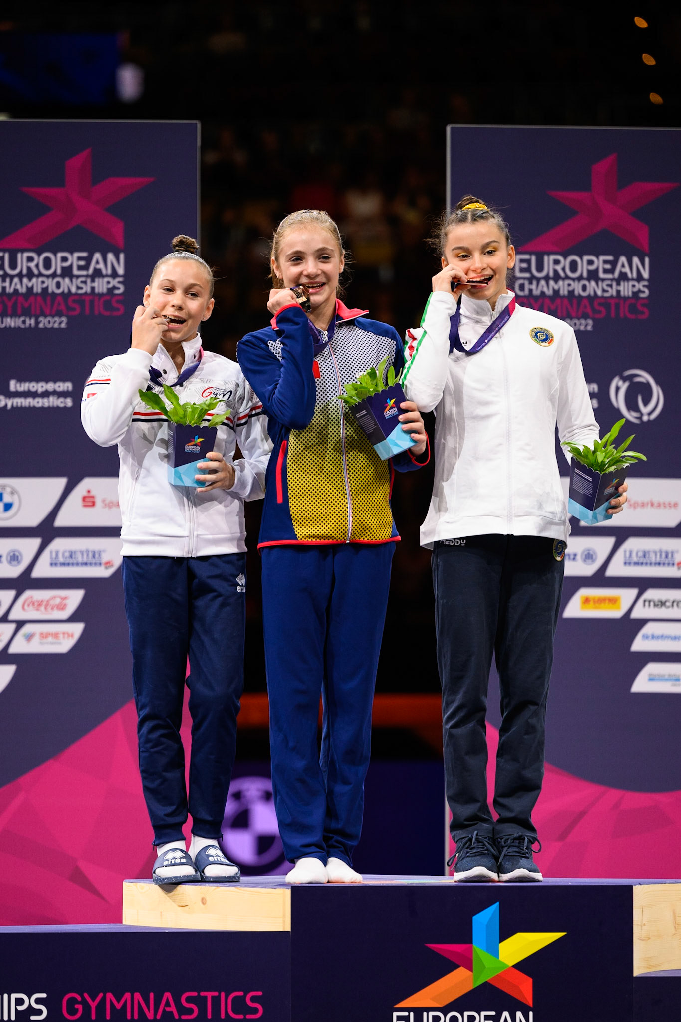 European Championships 2022, Apparatus Final, Victory CeremonyDepicted: Sabrina Maneca-Voinea, July Marano, Ming van EijkenPhoto taken in Munich, DEU on 2022-08-14Photo credits should read: Norman Seibert, CC BY-SA 4.0NIKON Z 9, NIKKOR Z 70-200mm f/2.8 VR S¹⁄₆₄₀ Sek. bei ƒ / 2,8File: DSC_0637.NEF