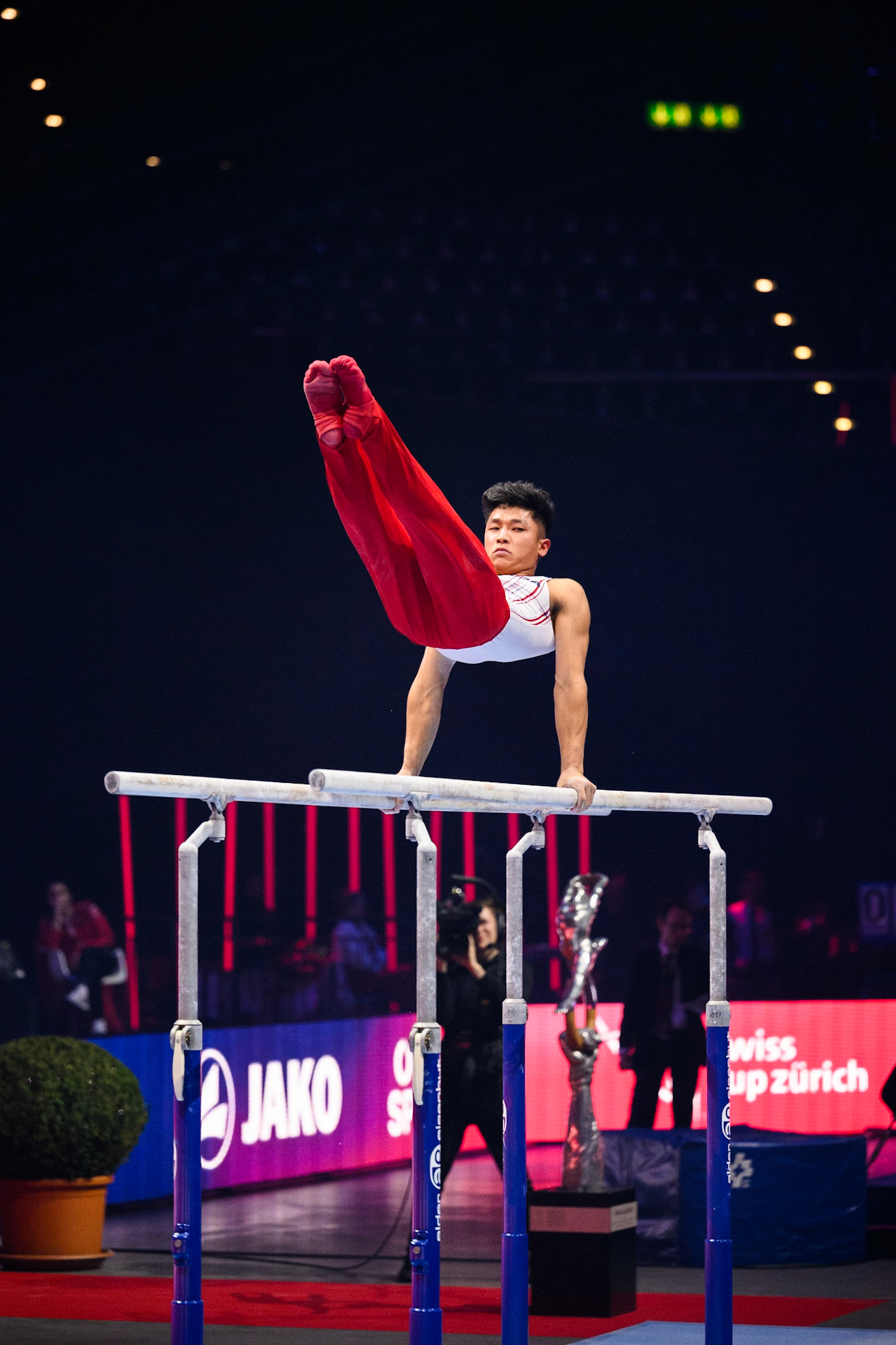 Swiss Cup Zurich 2022, Final, Parallel BarsDepicted: Yul MoldauerPhoto taken in Zurich, SUI on 2022-11-27Photo credits should read: Norman Seibert, CC BY-SA 4.0NIKON Z 9, NIKKOR Z 70-200mm f/2.8 VR S¹⁄₁₆₀₀ Sek. bei ƒ / 2,8File: DSC_2921.NEF