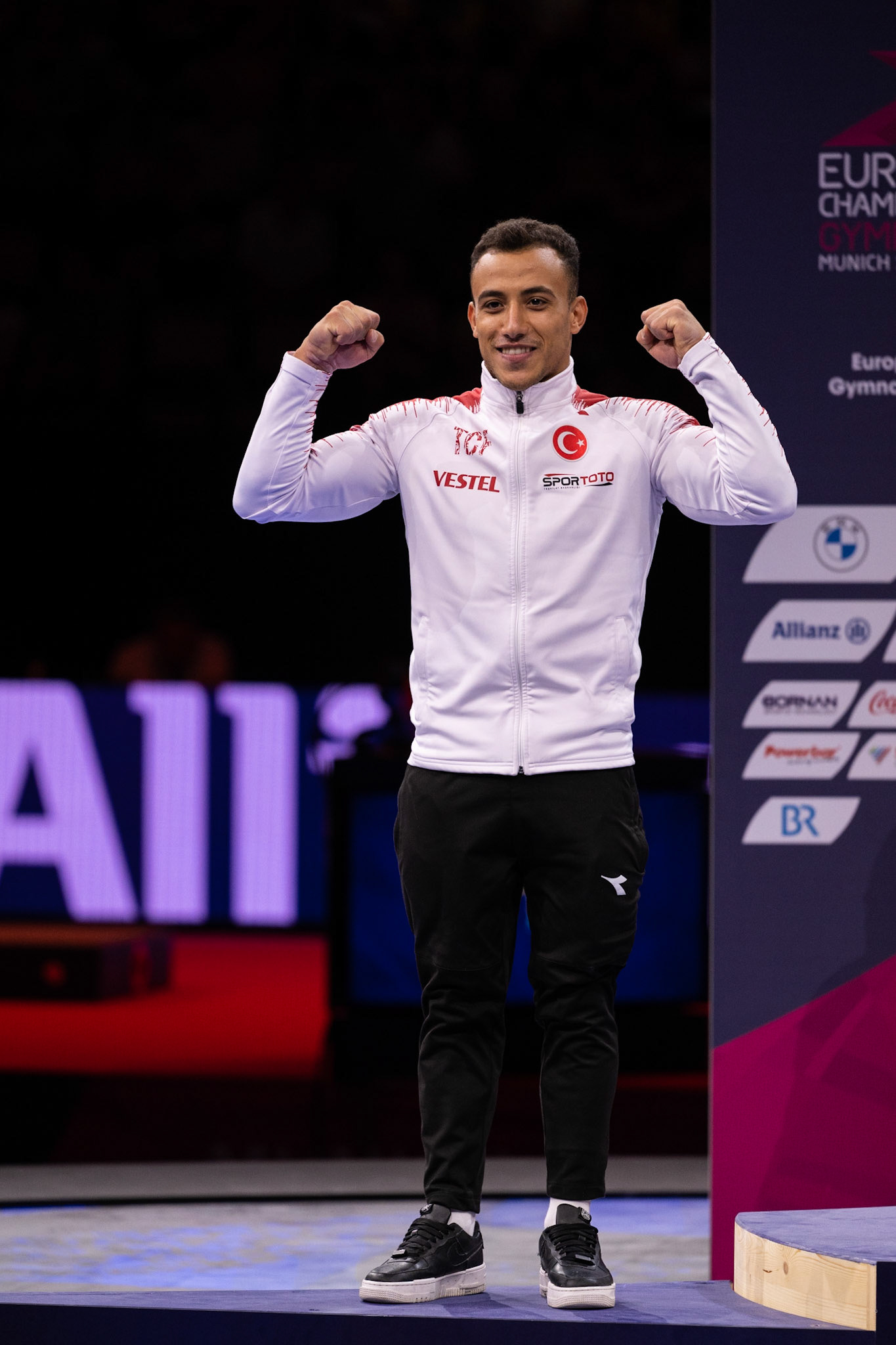 European Championships 2022, Apparatus Final, Victory CeremonyDepicted: Adem AsilPhoto taken in Munich, DEU on 2022-08-21Photo credits should read: Norman Seibert, CC BY-SA 4.0NIKON Z 9, NIKKOR Z 70-200mm f/2.8 VR S¹⁄₈₀₀ Sek. bei ƒ / 4,0File: DSC_3609.NEF