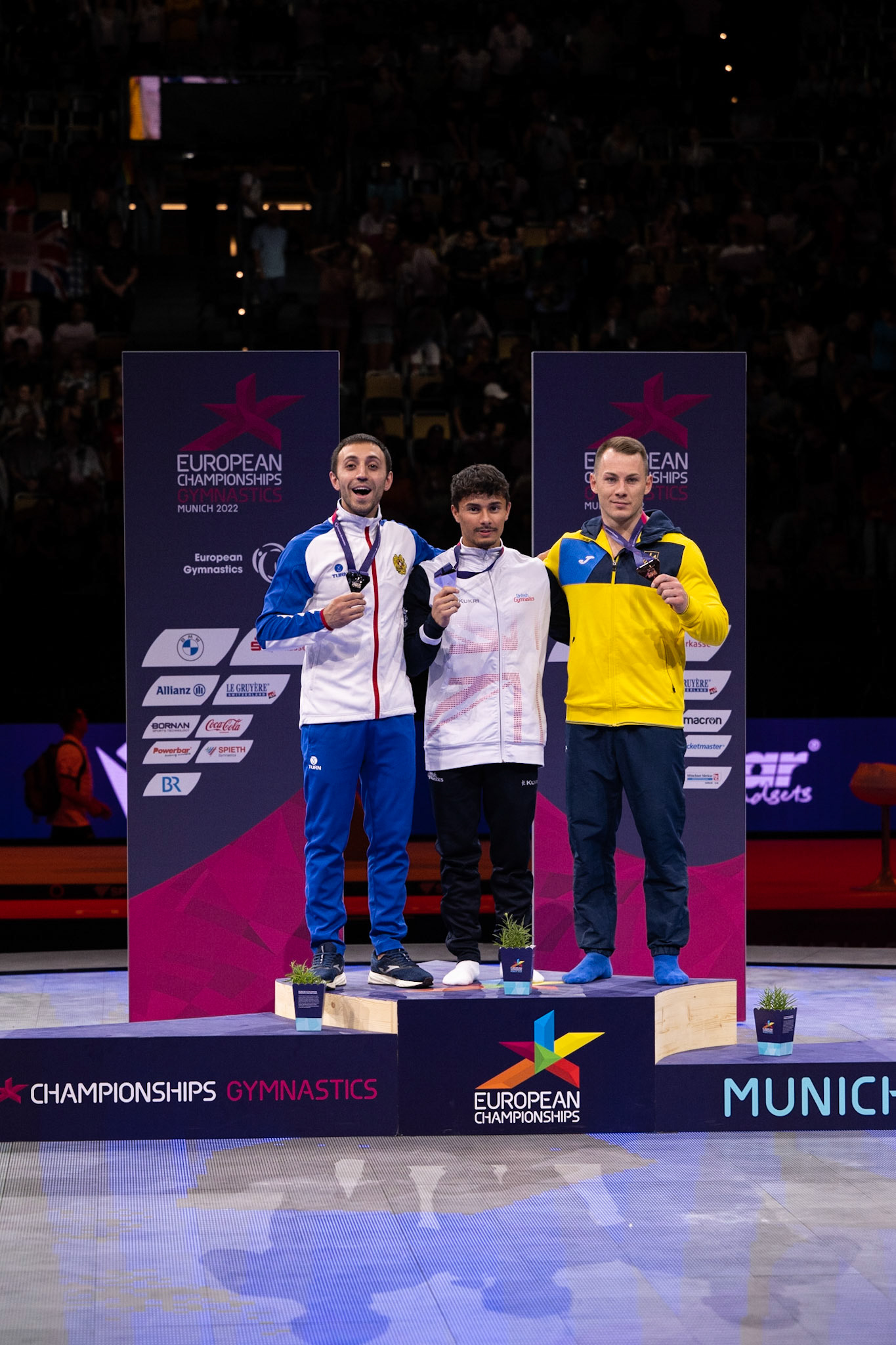 European Championships 2022, Apparatus Final, Victory CeremonyDepicted: Jake Jarman, Artur Davtyan, Igor RadivilovPhoto taken in Munich, DEU on 2022-08-21Photo credits should read: Norman Seibert, CC BY-SA 4.0NIKON Z 9, NIKKOR Z 70-200mm f/2.8 VR S¹⁄₈₀₀ Sek. bei ƒ / 4,0File: DSC_4992.NEF