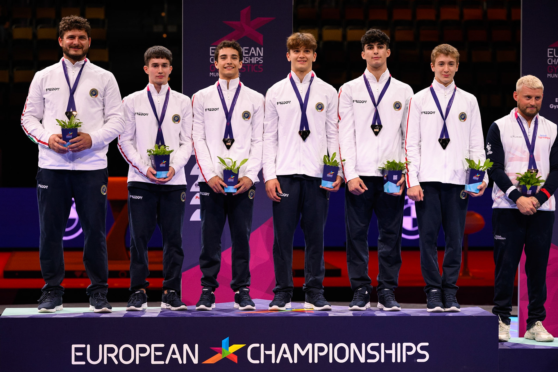 European Championships 2022, Teams Competition, Victory CeremonyDepicted: Davide Oppizzio, Jacopo Zuliani, Diego Vazzola, Riccardo Villa, Tommaso BrugnamiPhoto taken in Munich, DEU on 2022-08-19Photo credits should read: Norman Seibert, CC BY-SA 4.0NIKON Z 9, NIKKOR Z 70-200mm f/2.8 VR S¹⁄₈₀₀ Sek. bei ƒ / 3,5File: DSC_6582-2.NEF