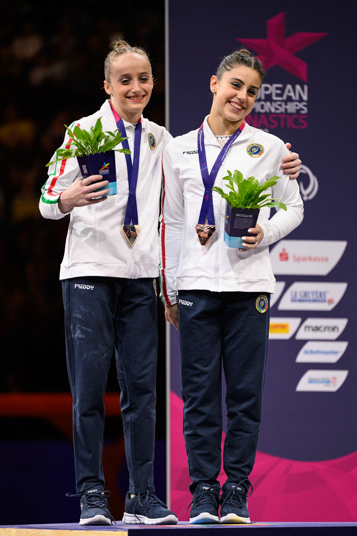 European Championships 2022, Apparatus Final, Victory CeremonyDepicted: Viola Pierazzini, Martina PierattiPhoto taken in Munich, DEU on 2022-08-14Photo credits should read: Norman Seibert, CC BY-SA 4.0NIKON Z 9, NIKKOR Z 70-200mm f/2.8 VR S¹⁄₆₄₀ Sek. bei ƒ / 2,8File: DSC_2433.NEF