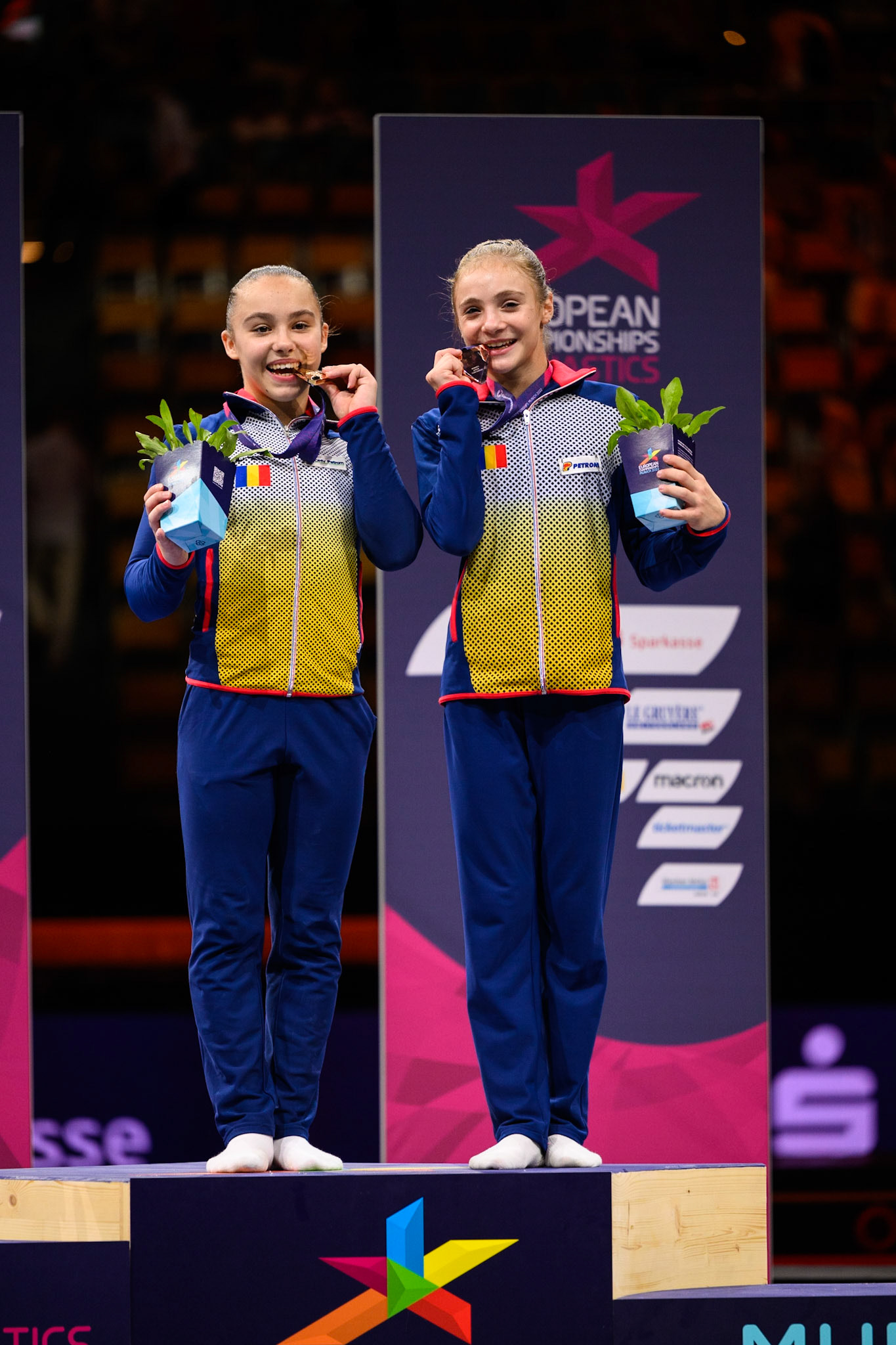 European Championships 2022, Apparatus Final, Victory CeremonyDepicted: Amalia Puflea, Sabrina Maneca-VoineaPhoto taken in Munich, DEU on 2022-08-14Photo credits should read: Norman Seibert, CC BY-SA 4.0NIKON Z 9, NIKKOR Z 70-200mm f/2.8 VR S¹⁄₆₄₀ Sek. bei ƒ / 2,8File: DSC_7781.NEF