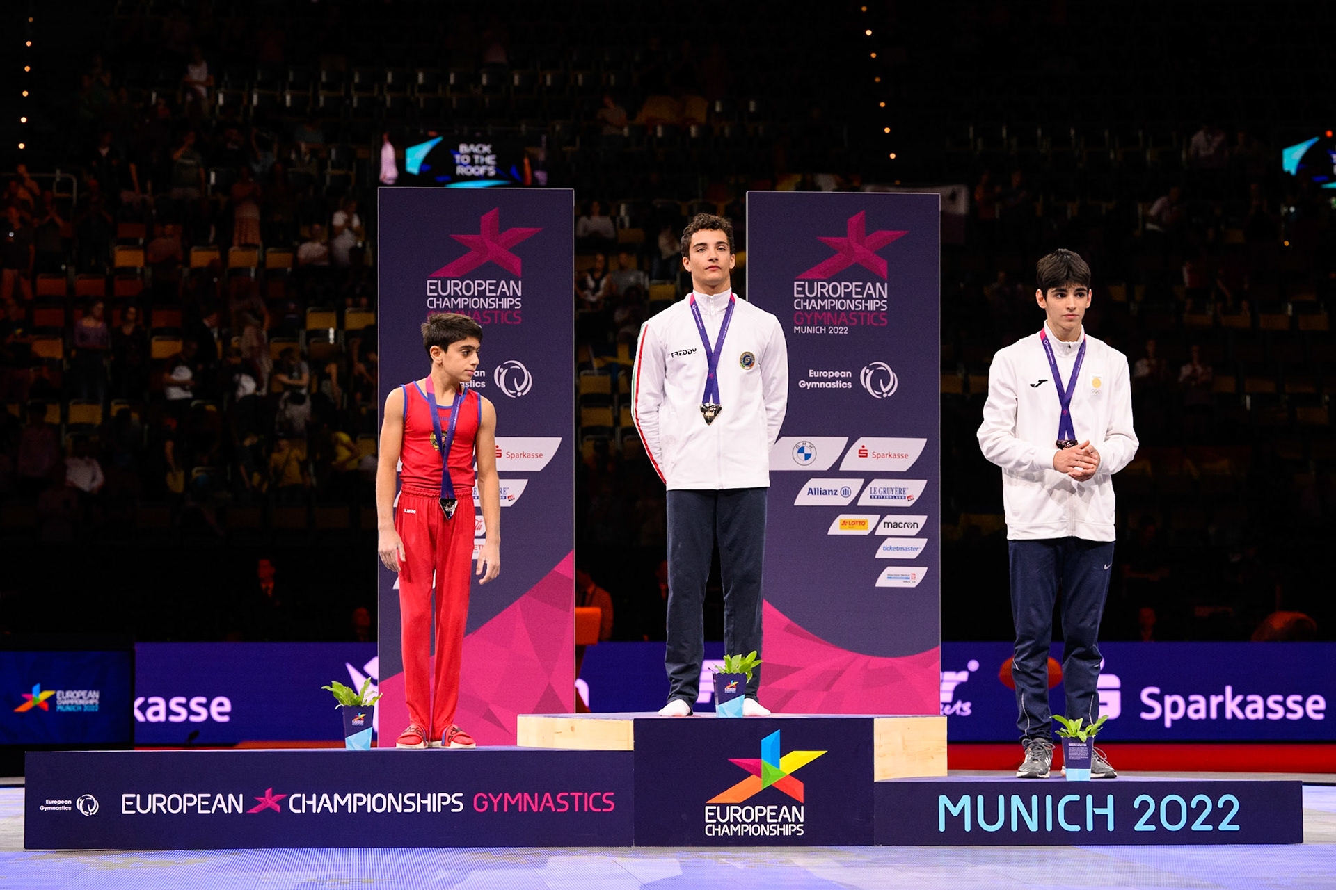 European Championships 2022, Apparatus Final, Victory CeremonyDepicted: Dachi Dolidze, Riccardo Villa, Hamlet ManukyanPhoto taken in Munich, DEU on 2022-08-21Photo credits should read: Norman Seibert, CC BY-SA 4.0NIKON Z 9, NIKKOR Z 70-200mm f/2.8 VR S¹⁄₈₀₀ Sek. bei ƒ / 4,0File: DSC_1384.NEF