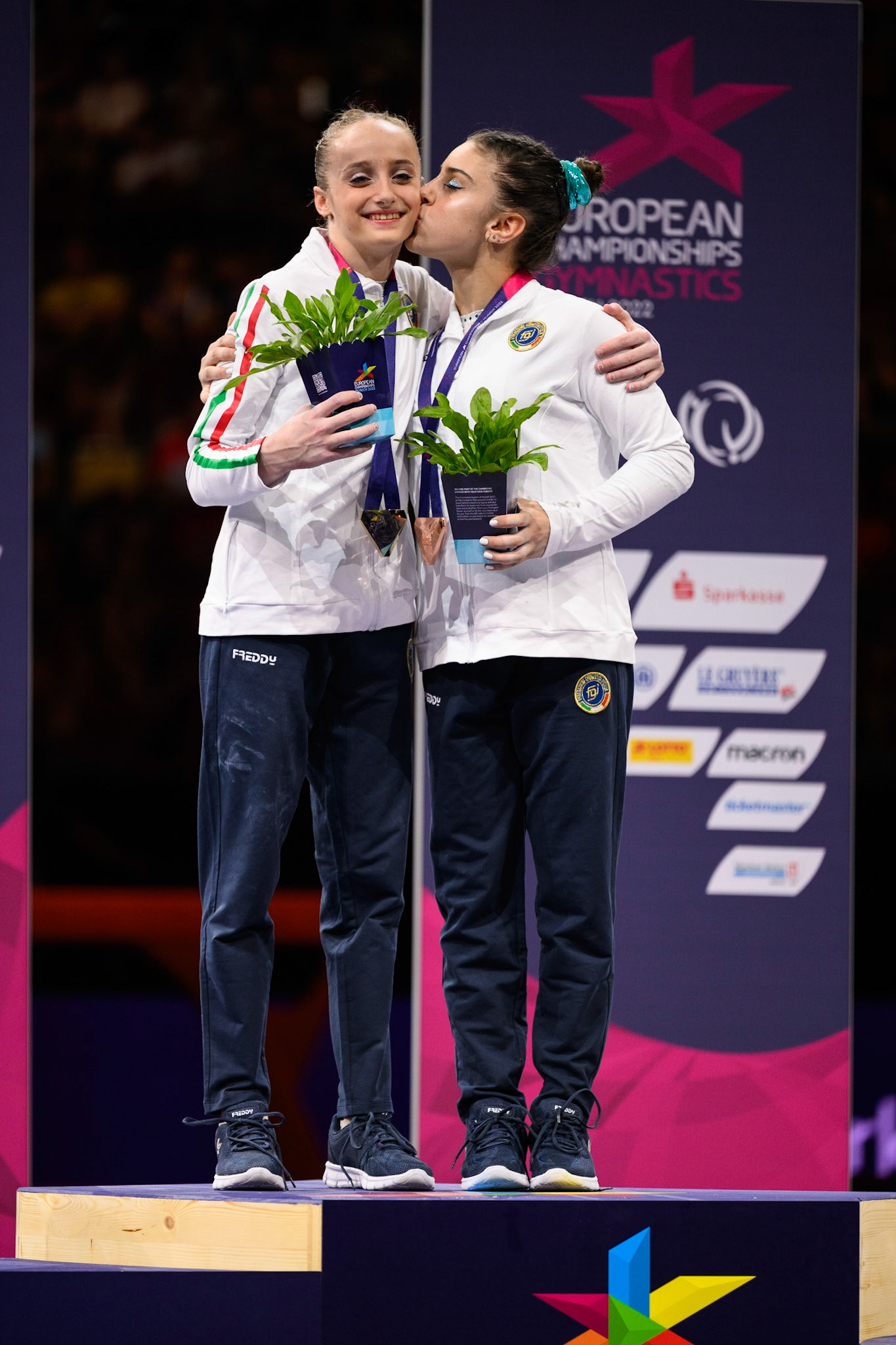 European Championships 2022, Apparatus Final, Victory CeremonyDepicted: Viola Pierazzini, Martina PierattiPhoto taken in Munich, DEU on 2022-08-14Photo credits should read: Norman Seibert, CC BY-SA 4.0NIKON Z 9, NIKKOR Z 70-200mm f/2.8 VR S¹⁄₆₄₀ Sek. bei ƒ / 2,8File: DSC_2429.NEF