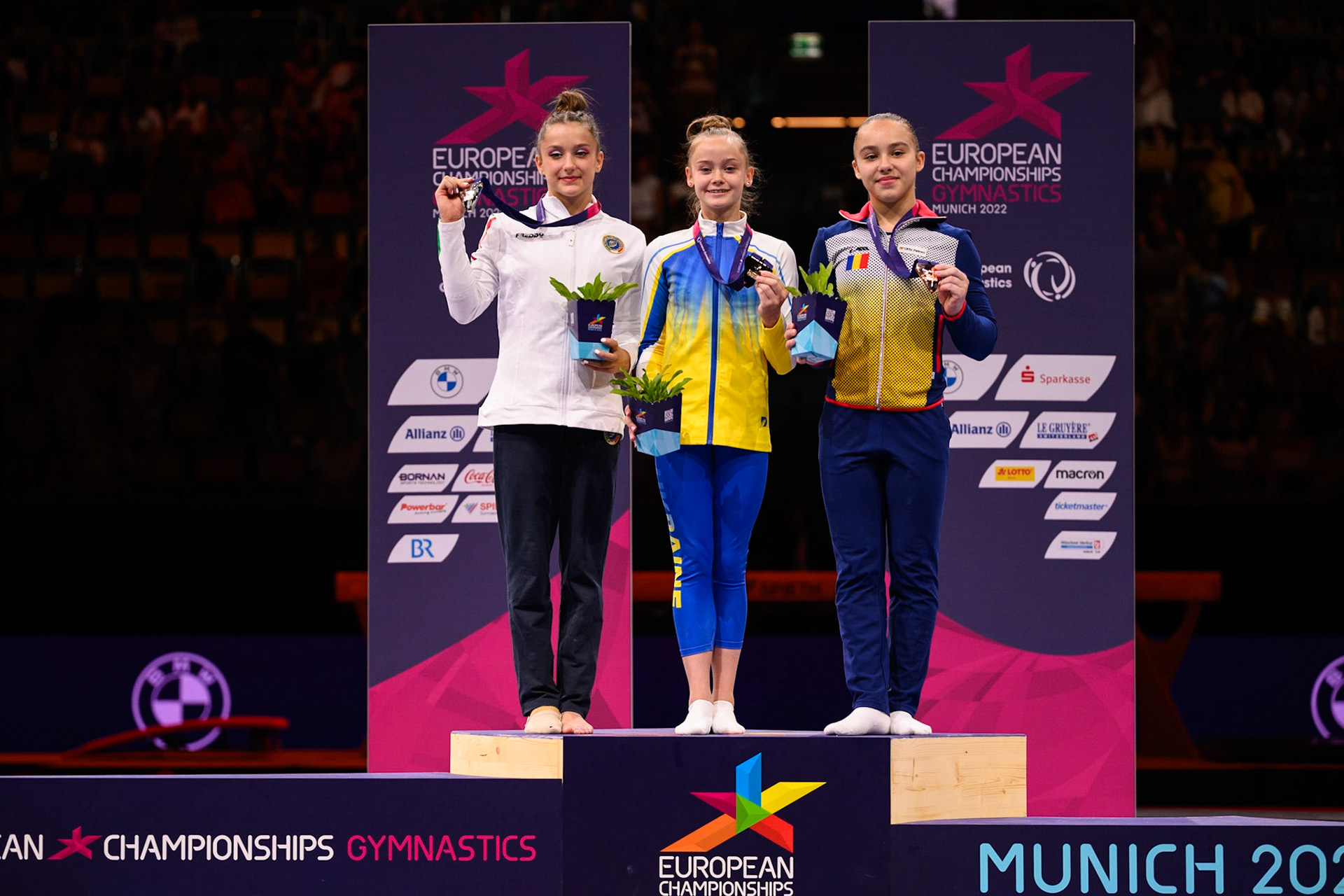 European Championships 2022, Apparatus Final, Victory CeremonyDepicted: Anna Lashchevska, Arianna Grillo, Amalia PufleaPhoto taken in Munich, DEU on 2022-08-14Photo credits should read: Norman Seibert, CC BY-SA 4.0NIKON Z 9, NIKKOR Z 70-200mm f/2.8 VR S¹⁄₆₄₀ Sek. bei ƒ / 2,8File: DSC_4831.NEF