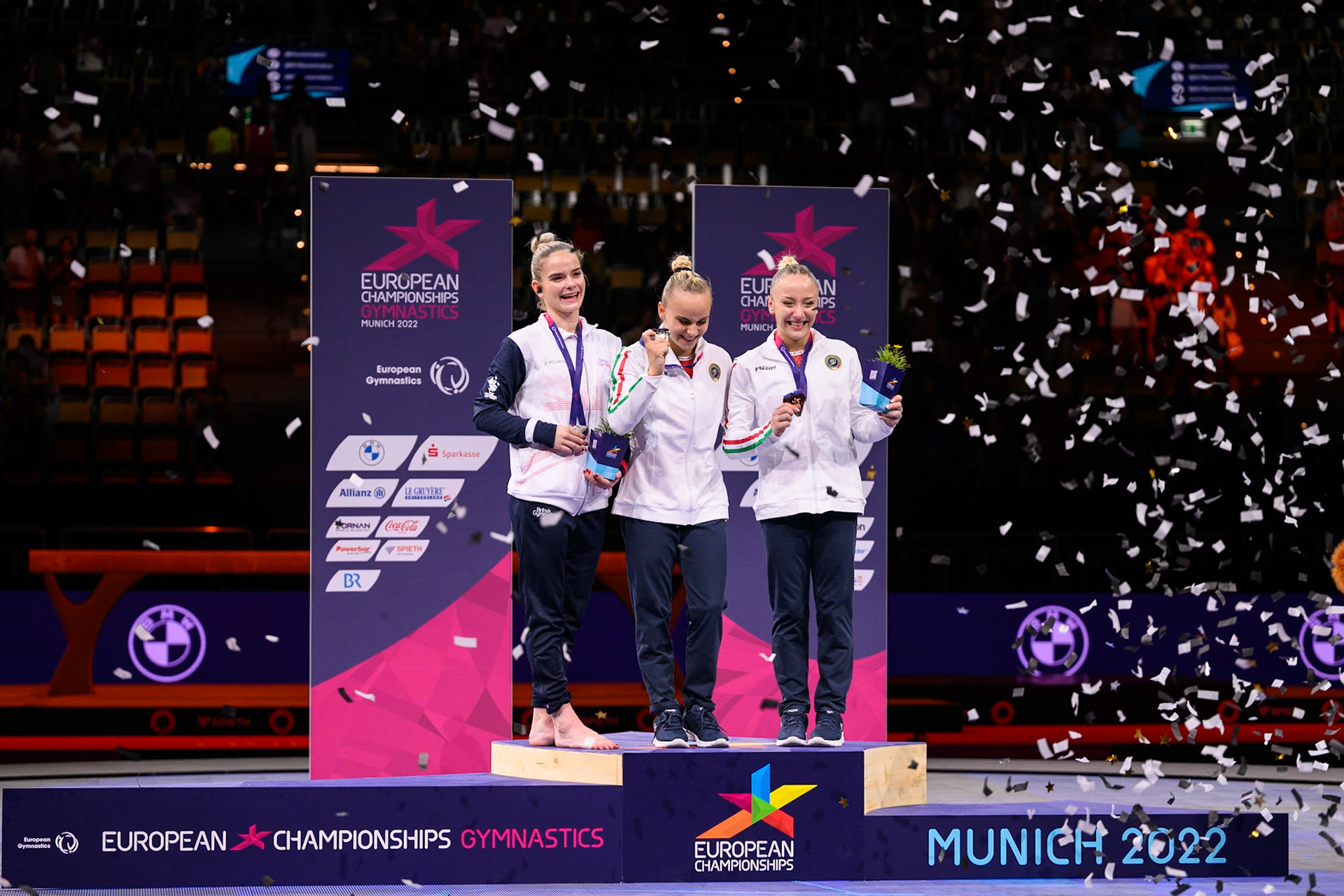 European Championships 2022, All-around Competition, Victory CeremonyDepicted: Alice Kinsella, Asia D'Amato, Martina MaggioPhoto taken in Munich, DEU on 2022-08-11Photo credits should read: Norman Seibert, CC BY-SA 4.0NIKON Z 9, NIKKOR Z 70-200mm f/2.8 VR S¹⁄₂₅₀ Sek. bei ƒ / 2,8File: DSC_0214-2.NEF