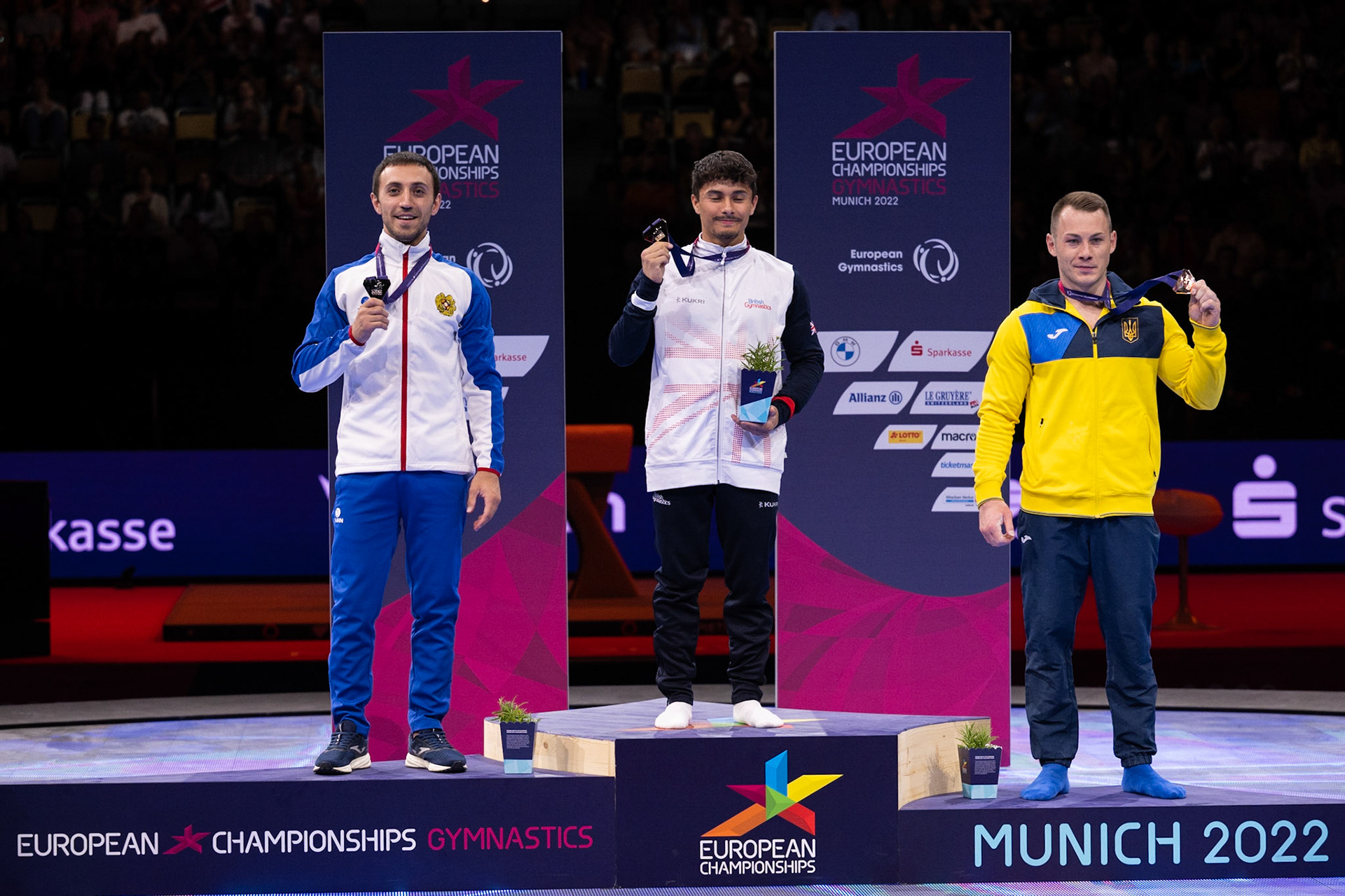 European Championships 2022, Apparatus Final, Victory CeremonyDepicted: Jake Jarman, Igor Radivilov, Artur DavtyanPhoto taken in Munich, DEU on 2022-08-21Photo credits should read: Norman Seibert, CC BY-SA 4.0NIKON Z 9, NIKKOR Z 70-200mm f/2.8 VR S¹⁄₈₀₀ Sek. bei ƒ / 4,0File: DSC_4907.NEF