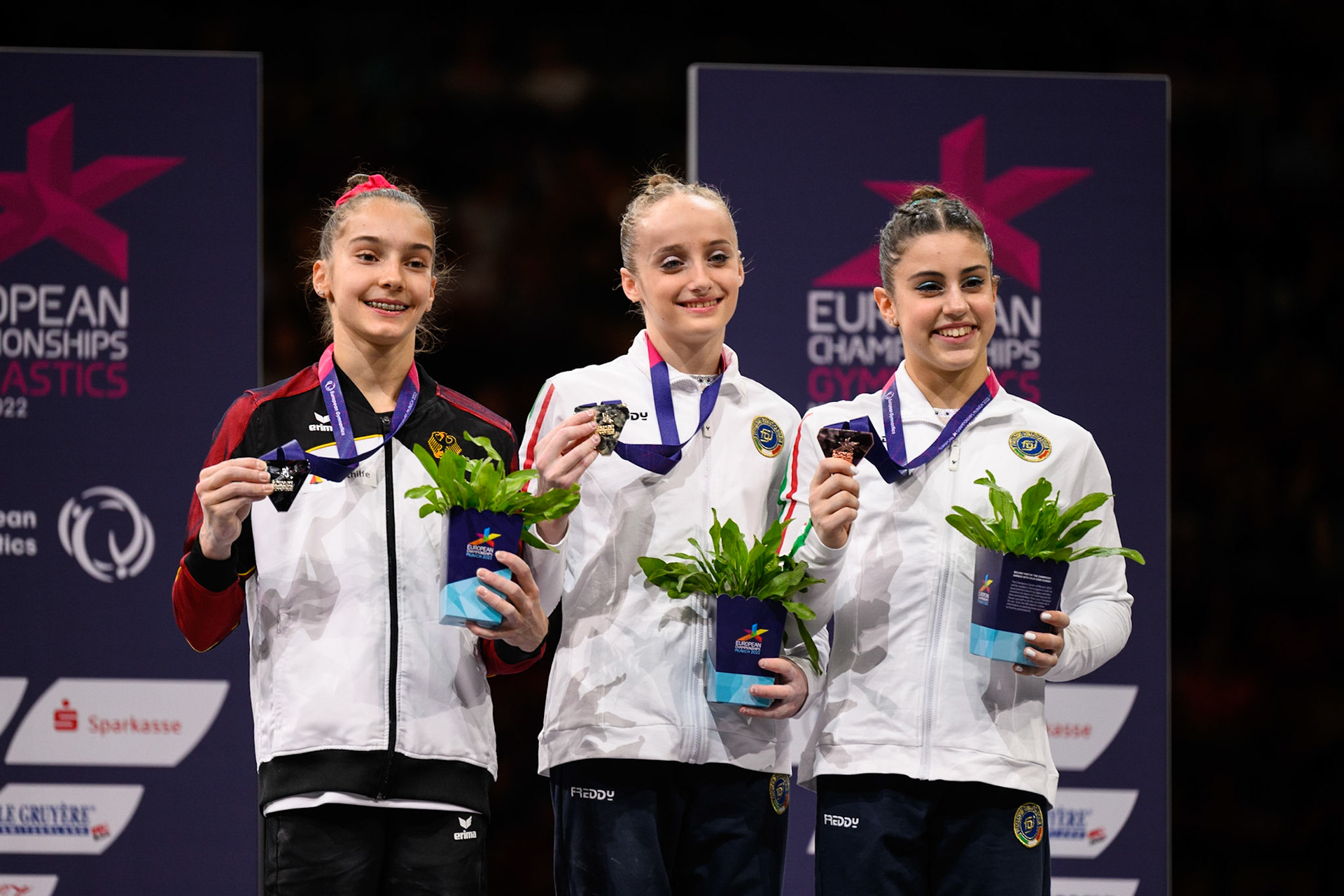 European Championships 2022, Apparatus Final, Victory CeremonyDepicted: Viola Pierazzini, Martina PierattiPhoto taken in Munich, DEU on 2022-08-14Photo credits should read: Norman Seibert, CC BY-SA 4.0NIKON Z 9, NIKKOR Z 70-200mm f/2.8 VR S¹⁄₆₄₀ Sek. bei ƒ / 2,8File: DSC_2396.NEF
