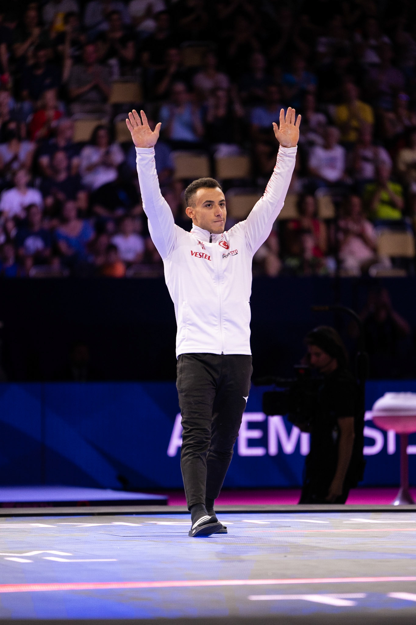 European Championships 2022, Apparatus Final, Presentation of AthletesDepicted: Adem AsilPhoto taken in Munich, DEU on 2022-08-21Photo credits should read: Norman Seibert, CC BY-SA 4.0NIKON Z 9, NIKKOR Z 70-200mm f/2.8 VR S¹⁄₈₀₀ Sek. bei ƒ / 2,8File: DSC_7479.NEF