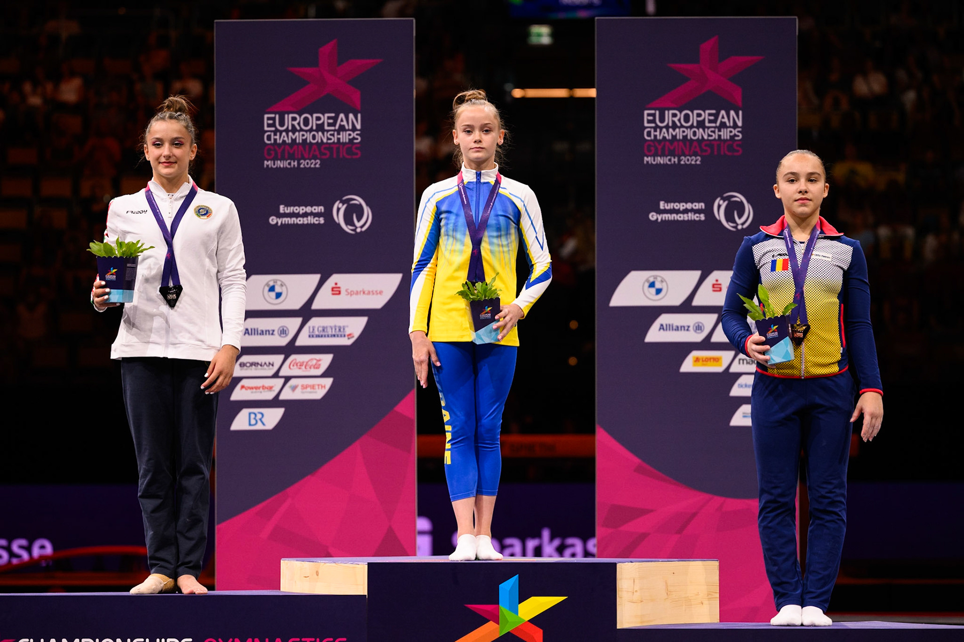 European Championships 2022, Apparatus Final, Victory CeremonyDepicted: Arianna Grillo, Amalia Puflea, Anna LashchevskaPhoto taken in Munich, DEU on 2022-08-14Photo credits should read: Norman Seibert, CC BY-SA 4.0NIKON Z 9, NIKKOR Z 70-200mm f/2.8 VR S¹⁄₆₄₀ Sek. bei ƒ / 2,8File: DSC_4768.NEF