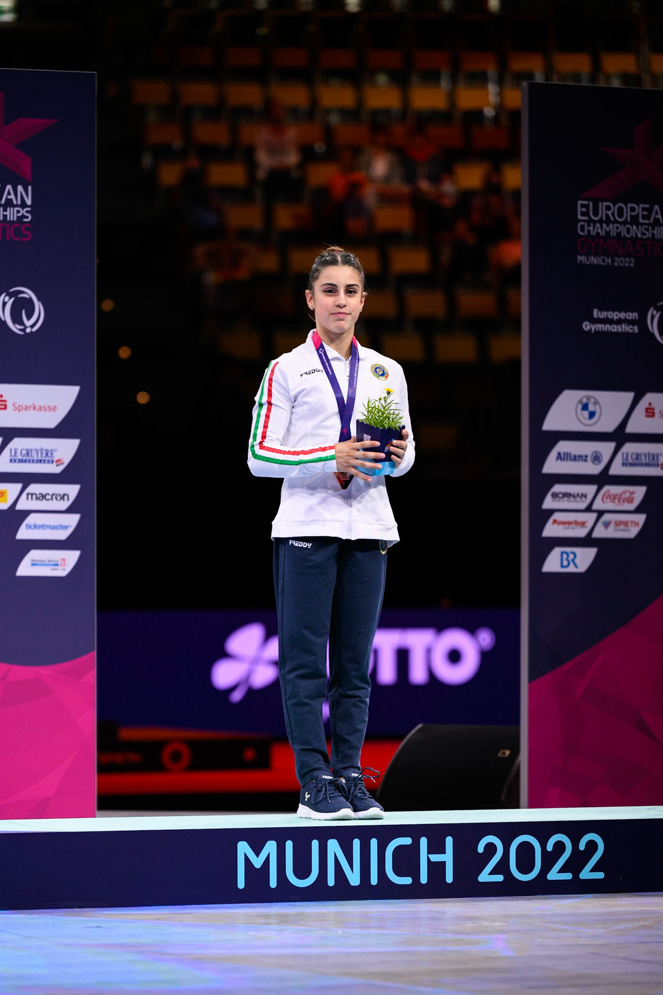 European Championships 2022, All-around Competition, Victory CeremonyDepicted: Viola PierazziniPhoto taken in Munich, DEU on 2022-08-12Photo credits should read: Norman Seibert, CC BY-SA 4.0NIKON Z 9, NIKKOR Z 70-200mm f/2.8 VR S¹⁄₃₂₀ Sek. bei ƒ / 3,2File: DSC_9121.NEF