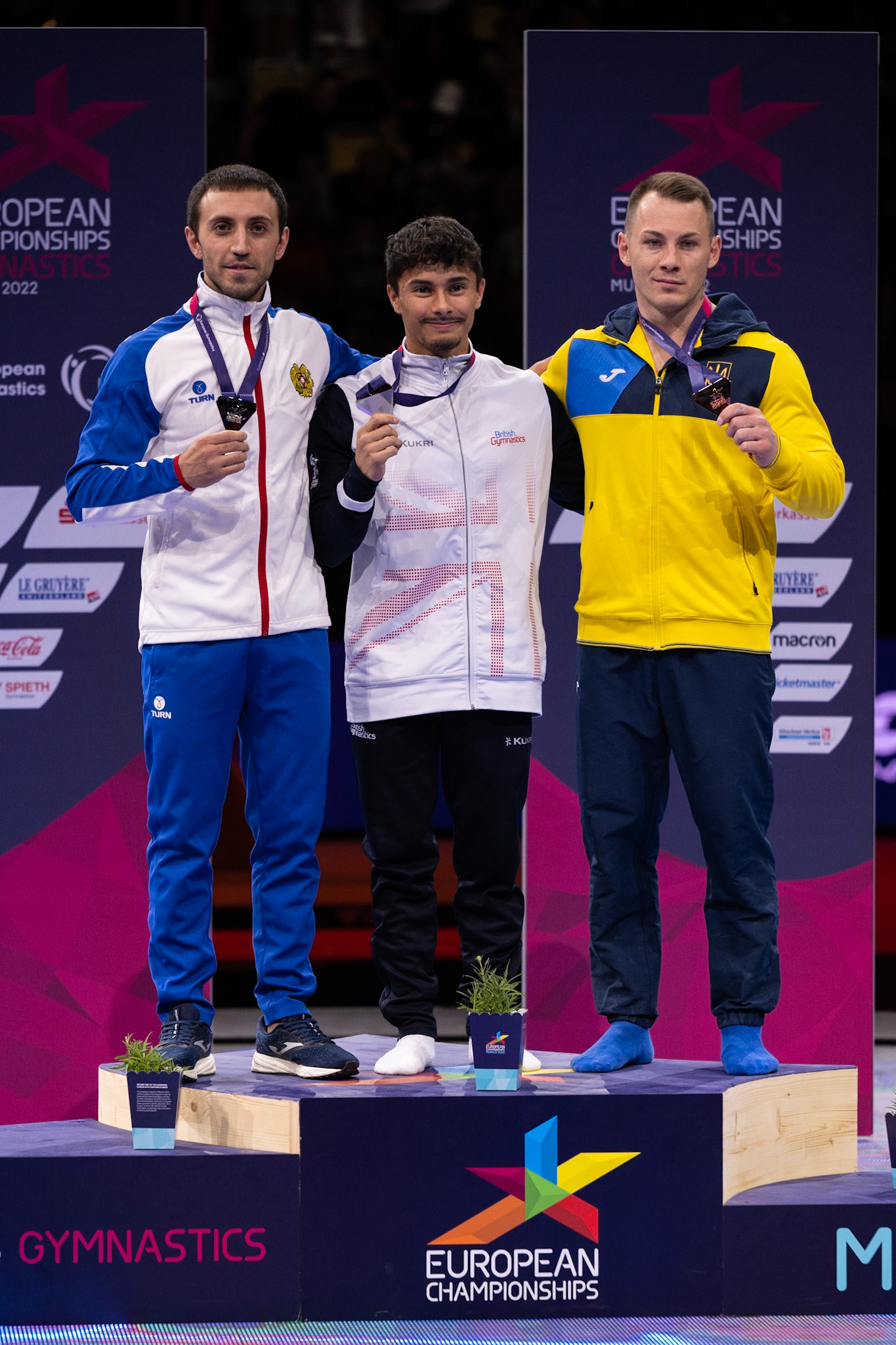 European Championships 2022, Apparatus Final, Victory CeremonyDepicted: Jake Jarman, Artur Davtyan, Igor RadivilovPhoto taken in Munich, DEU on 2022-08-21Photo credits should read: Norman Seibert, CC BY-SA 4.0NIKON Z 9, NIKKOR Z 70-200mm f/2.8 VR S¹⁄₈₀₀ Sek. bei ƒ / 4,0File: DSC_4977.NEF