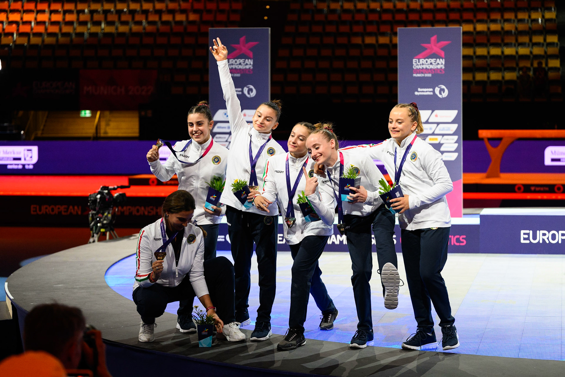 European Championships 2022, Teams Competition, Victory CeremonyDepicted: Arianna Grillo, Chiara Barzasi, July Marano, Martina Pieratti, Viola PierazziniPhoto taken in Munich, DEU on 2022-08-12Photo credits should read: Norman Seibert, CC BY-SA 4.0NIKON Z 9, NIKKOR Z 70-200mm f/2.8 VR S¹⁄₃₂₀ Sek. bei ƒ / 2,8File: DSC_9529.NEF