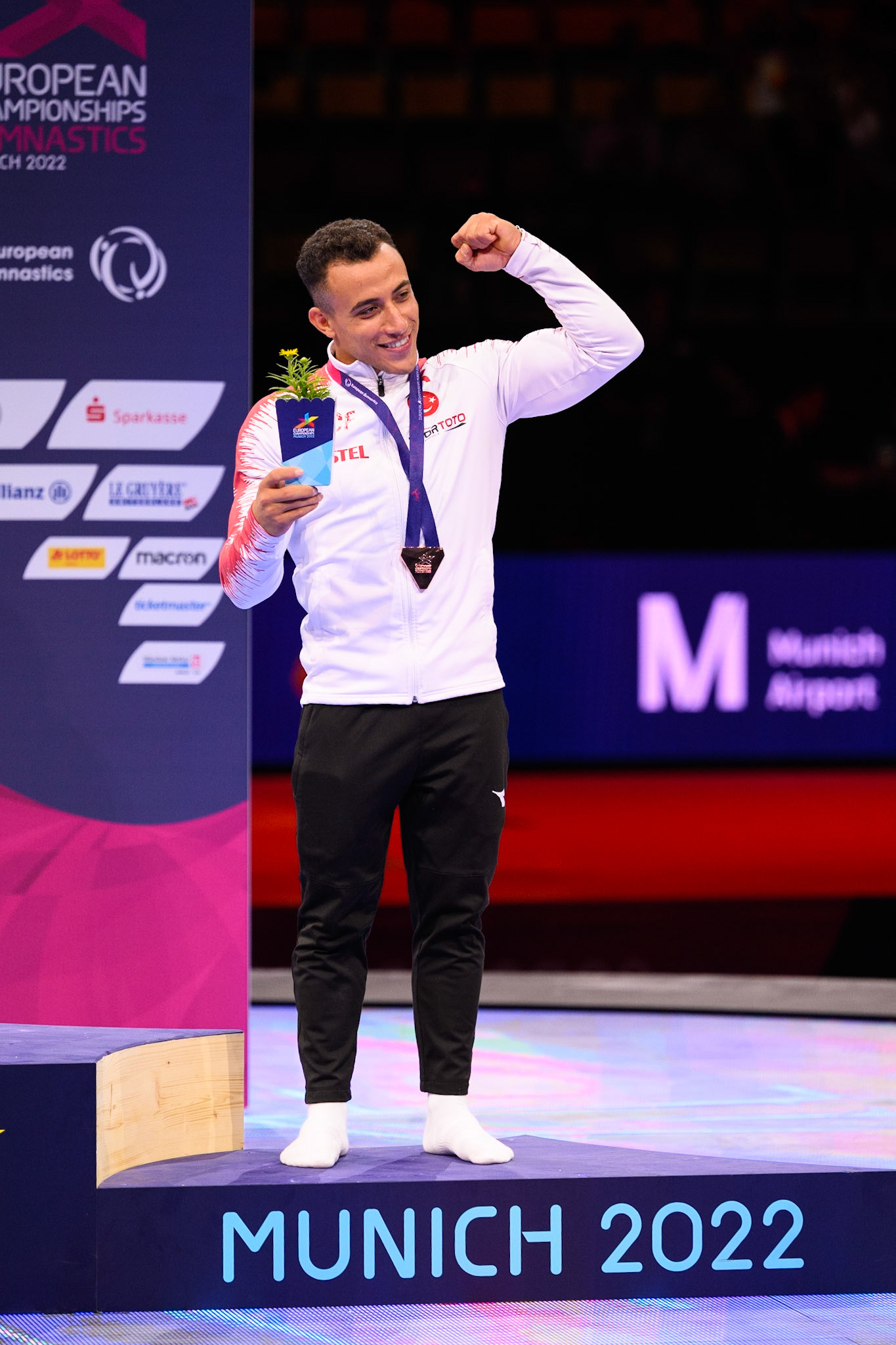European Championships 2022, All-around Competition, Victory CeremonyDepicted: Adem AsilPhoto taken in Munich, DEU on 2022-08-18Photo credits should read: Norman Seibert, CC BY-SA 4.0NIKON Z 9, NIKKOR Z 70-200mm f/2.8 VR S¹⁄₈₀₀ Sek. bei ƒ / 3,2File: DSC_4186.NEF