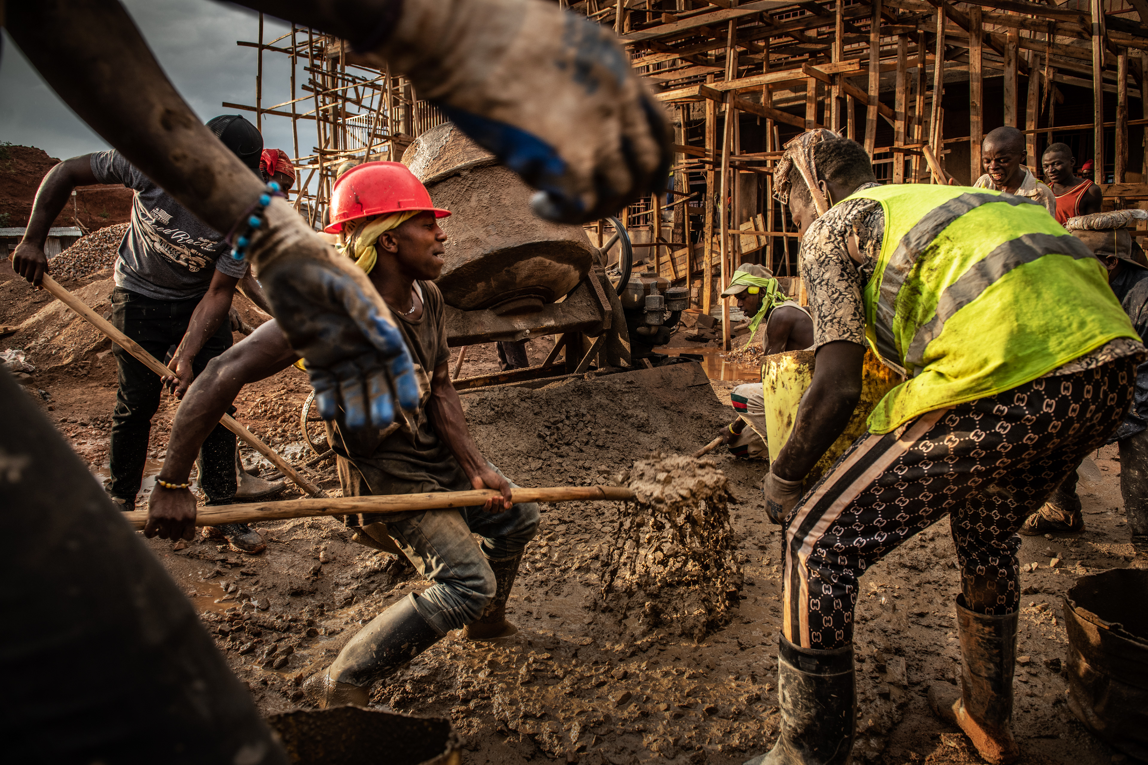 Construction of the St. Pallotti School in Masaka, Rwanda. Work is progressing at a rapid pace. Workers are doing the work with simple tools, without the help of heavy equipment. Throughout the workday, they encourage themselves by singing energetic songs together. Rwanda 2021
