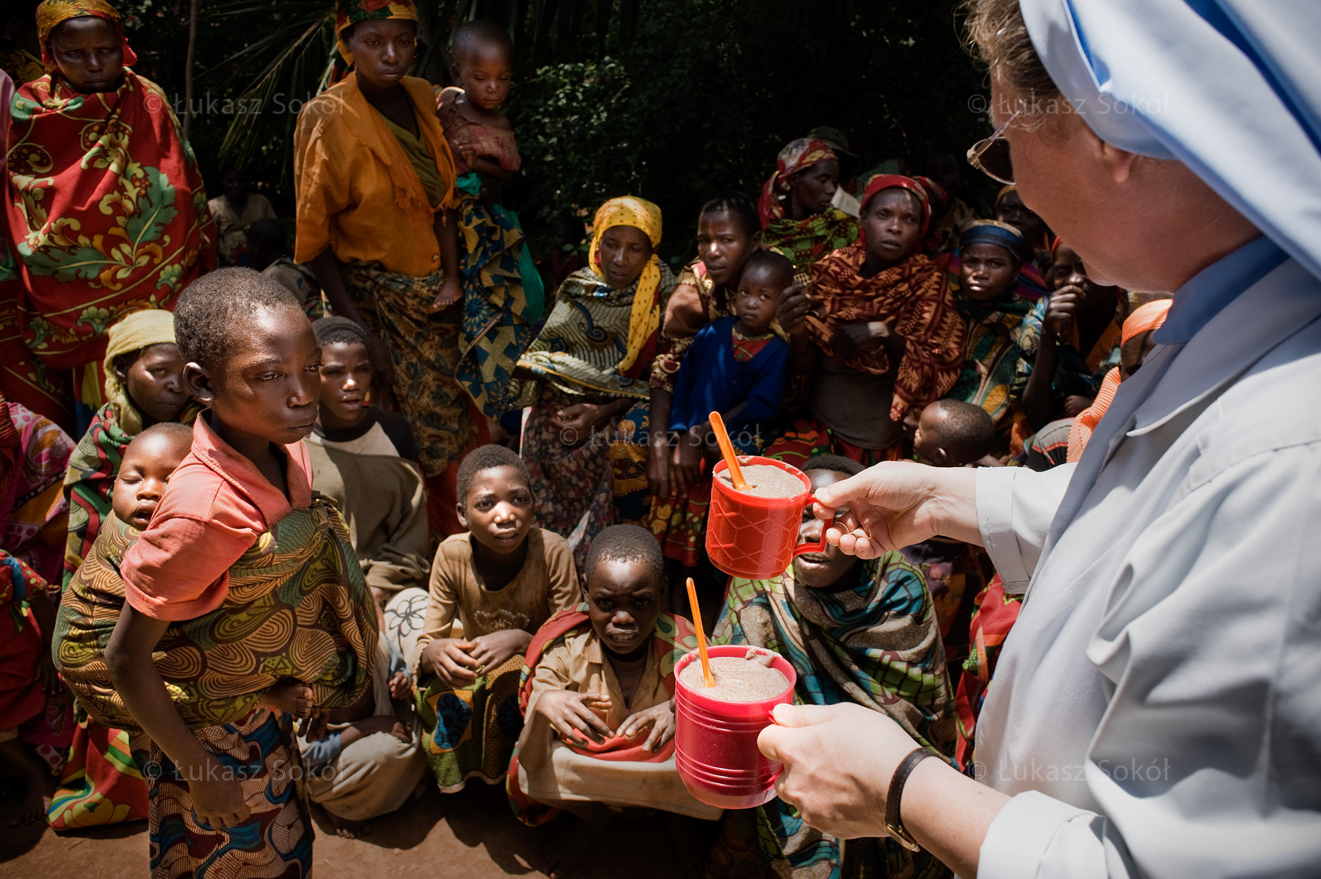 Polish sisters from the congregation of the Canons of the Holy Spirit are distributing mugs with porridge to children and mothers who are covered by the supplementary nutrition program run by the missionaries and who visit a health centre in Buraniro twice a week   Buraniro, Burundi, 2010