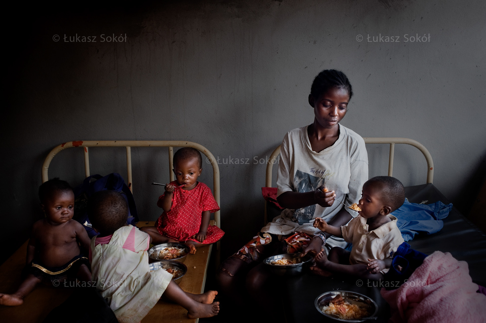 A seropositive mother is feeding children in a health centre in Doume in Cameroon run by Sister Mariette from the Pallotine Order. At some missions even 20% of children are born by seropositive mothers. Doume, Cameroon, 2009